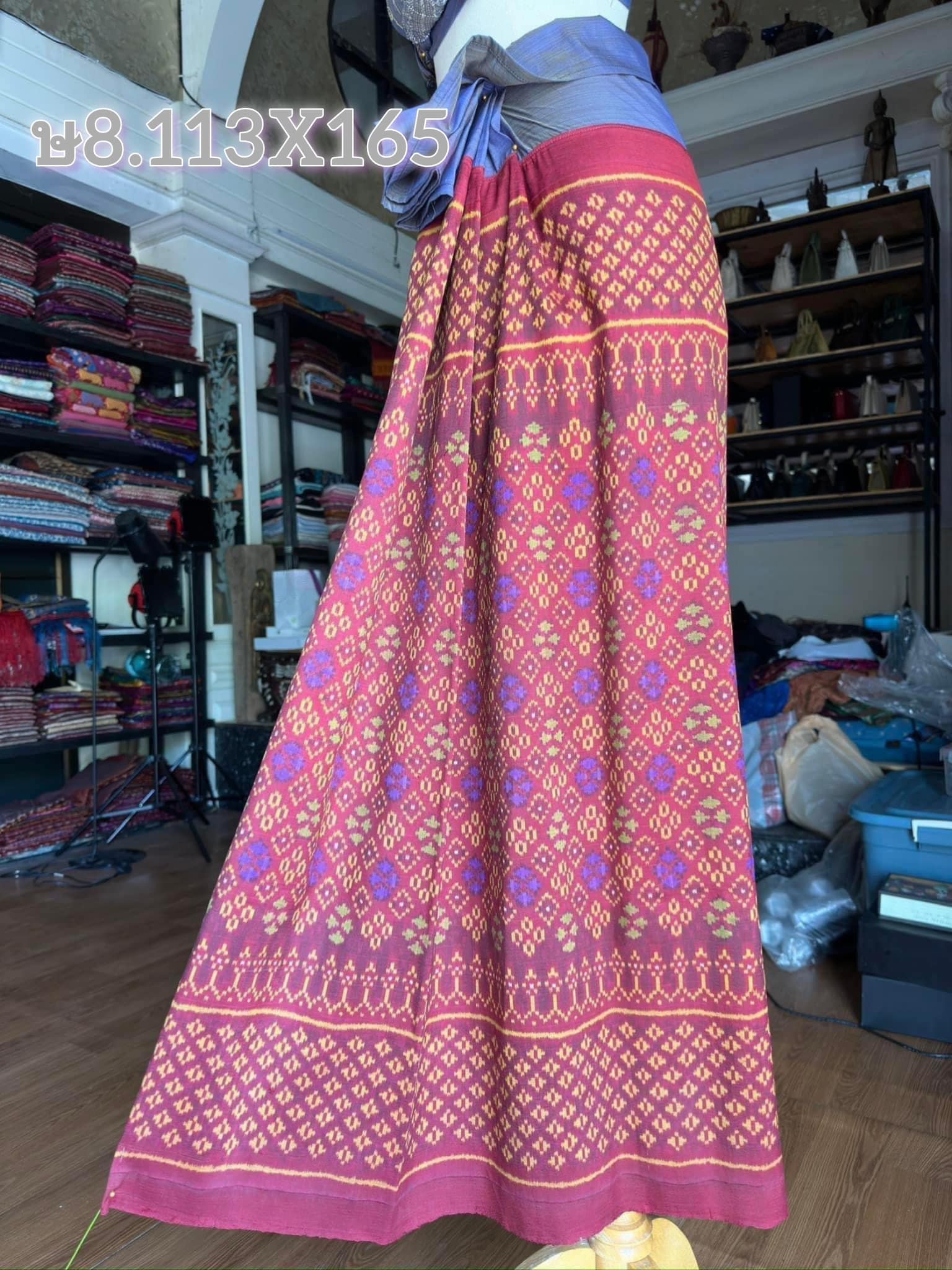 ซิ่น ไหมมัดหมี่รุ่นพิเศษ ซิ่นพระตะบอง งานทอ 3ตะกอ ขนาด 113x165ซม พื้นสีน้ำเงินแดง รหัส N9-SIL-07066714558