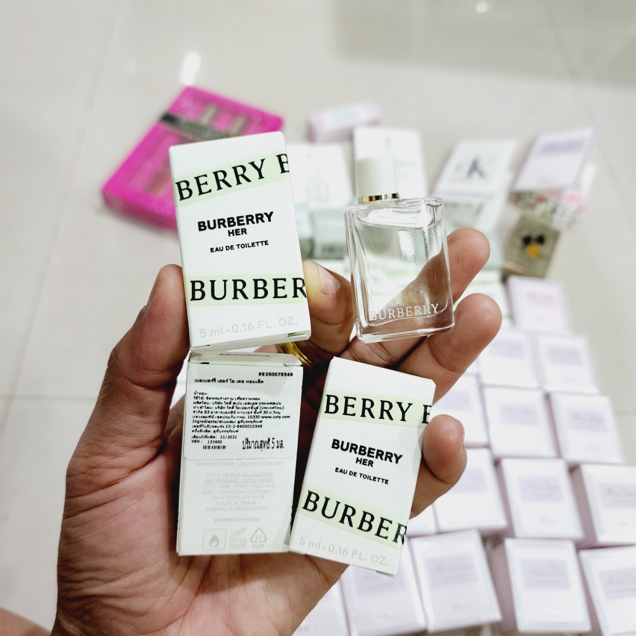 น้ำหอมจิ๋วมินิ Burberry Her Eau de Toilette 5ml กล่องป้ายไทยแบบแต้มมีกล่อง ( Mini Perfume น้ำหอมขนาดพกพา) น้ำหอมจิ๋วมินิ ขวดน่ารัก ตั้งโชว์ก็สวย พกพาก็สะดวก หัวแต้มตามจุดชีพจร