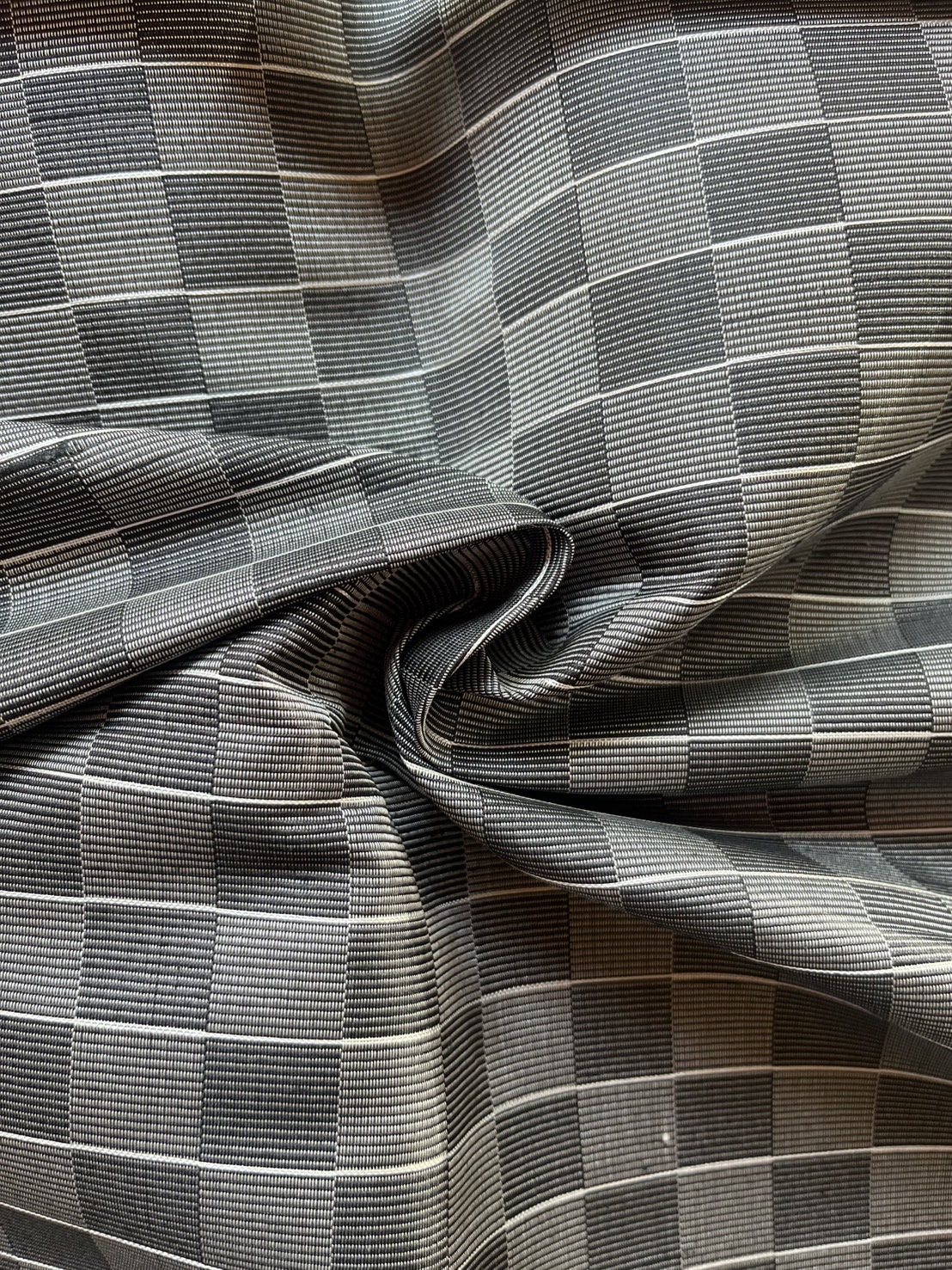 ผ้าไหมลายเกล็ดเต่า ไหมแท้ สีขาวสลับดำ ขายตามความยาวหลา รหัส R1D-76-P4496