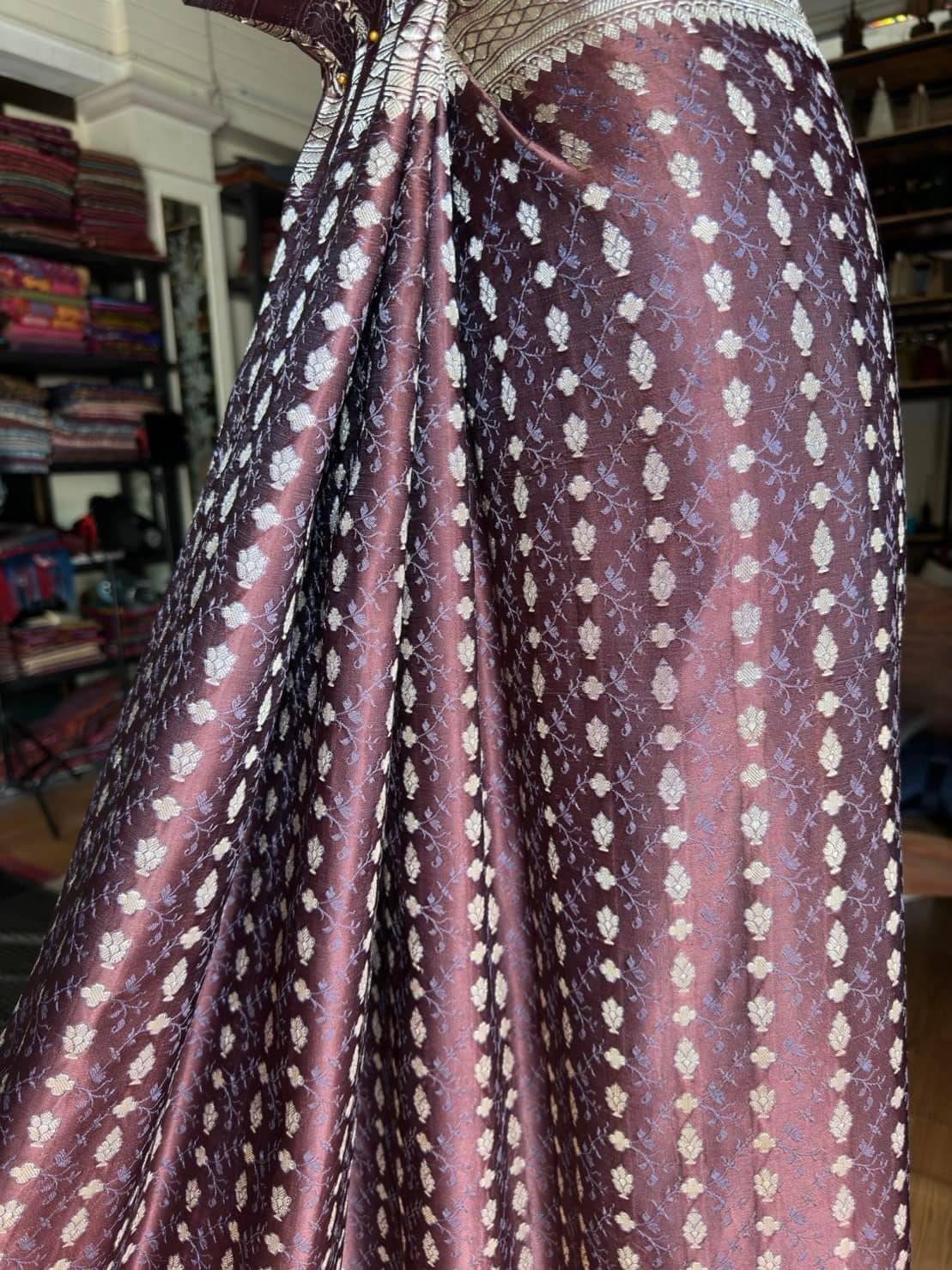 ซิ่น ผ้าปาโตล่า ไหมแท้ มีหน้านาง ขนาด 114x220ซม. พื้นสีม่วงเปลือกมังคุด รหัส N9-SIL-GN13