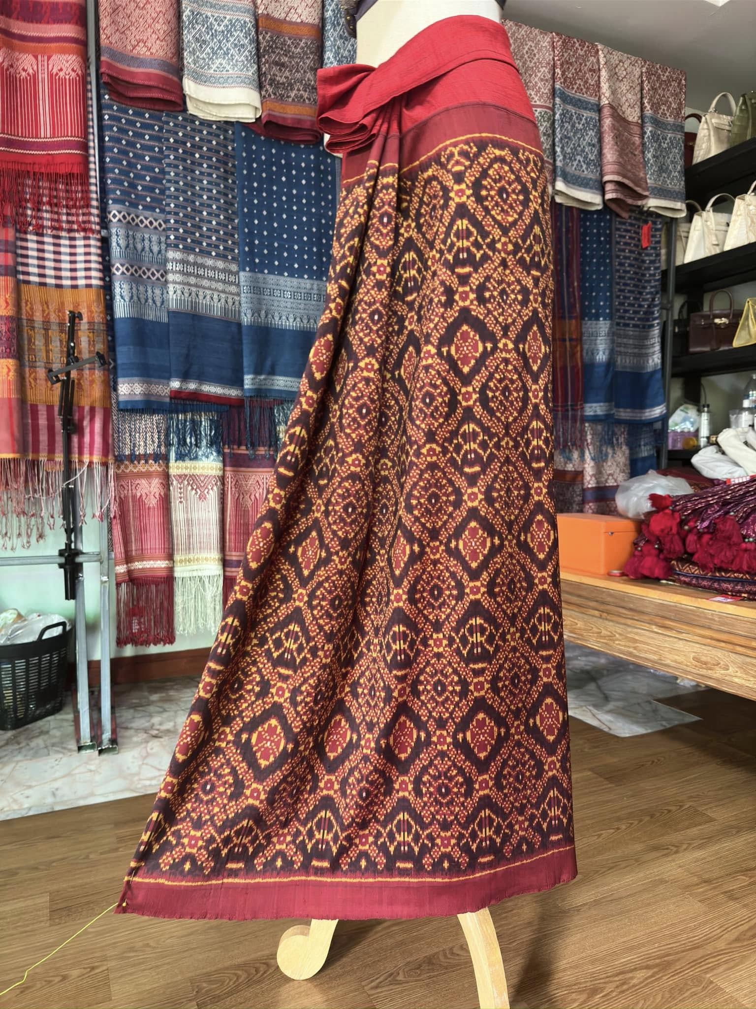 ซิ่น พระตะบอง ผ้าจามทอสามตะกอ ขนาด 115x150ซม พื้นสีแดง รหัส N9-SIL-AJ3