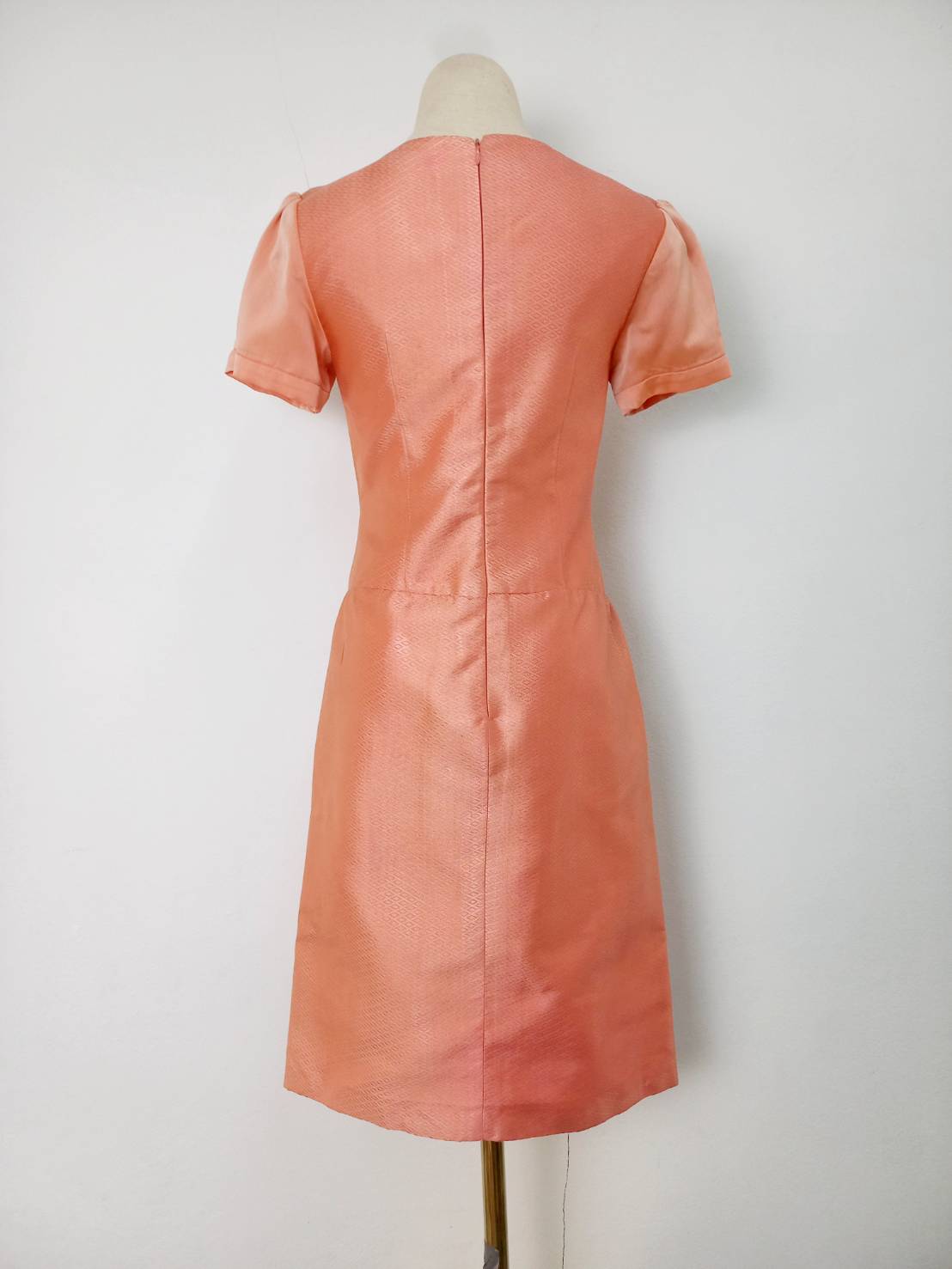 แบบตัดชุด ชุดเดรสผ้าไหม ปักลูกปัดที่คอ (ไม่รวมผ้า) รหัส CUT-ST-0320681039