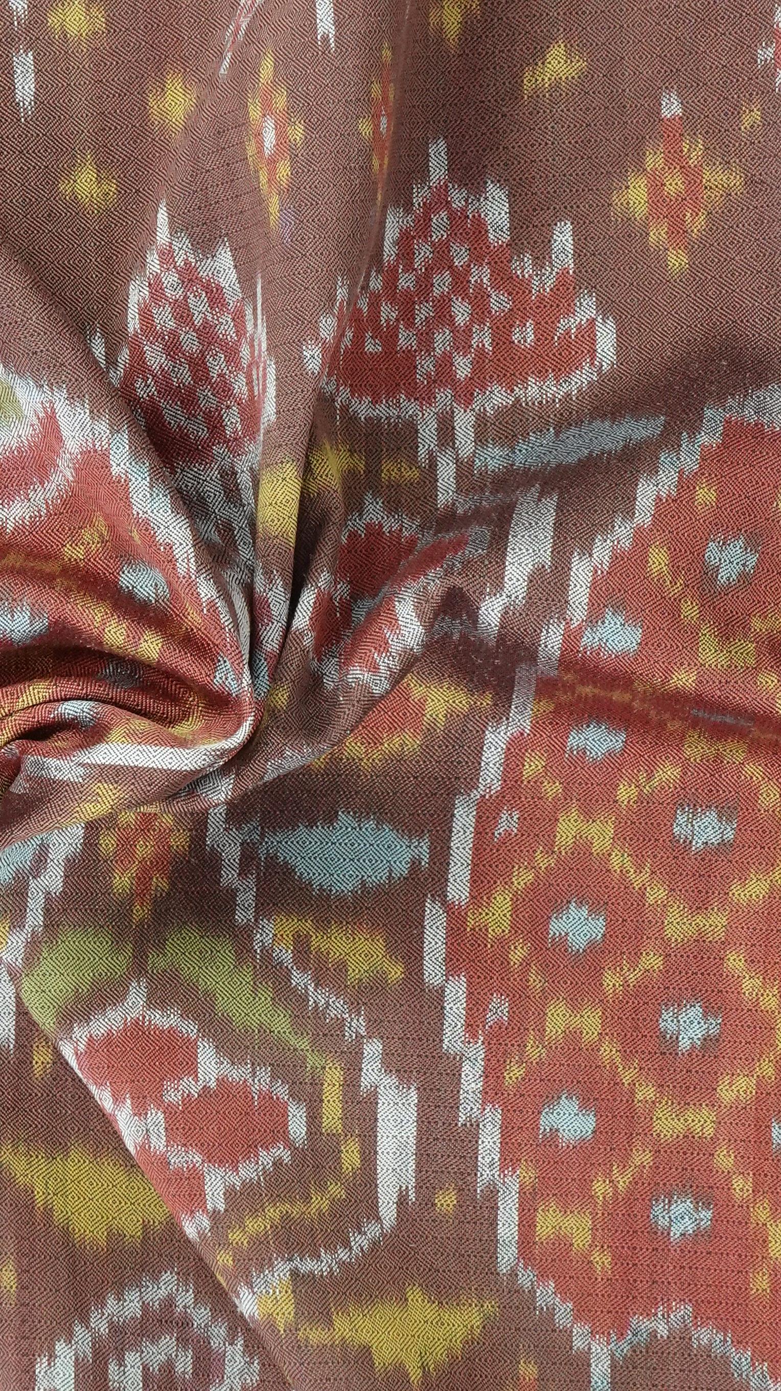 ซิ่น ผ้าไหมมัดหมี่ สีธรรมชาติ 3ตะกอ ทอเหยียบเหาะ มีหน้านาง ชายครุย ขนาด1x2เมตร ลายนกยูง สีน้ำตาลเทา รหัส M3P-33-0224682