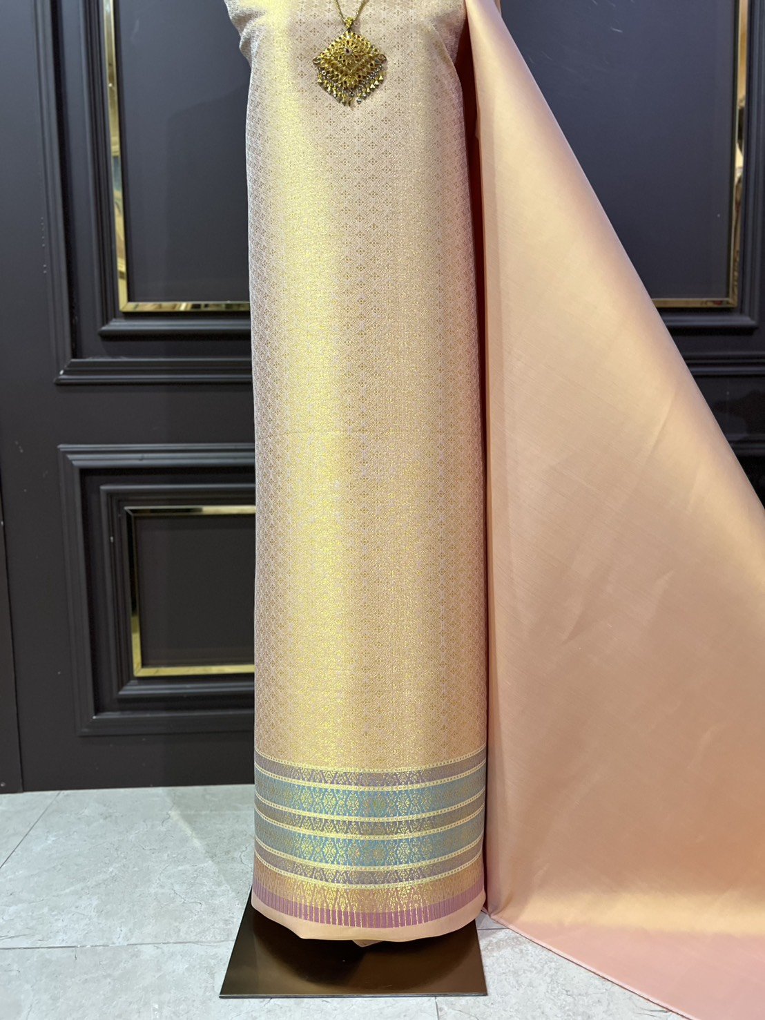 (ผ้าชุด)ผ้าไหมยกดอกลำพูน เกาะเชิงดิ้นทอง ขนาด 1.02x4.45เมตร ลายพิกุลโบราณ พื้นสีส้มทองเหลือง รหัส N90-29-TR0554