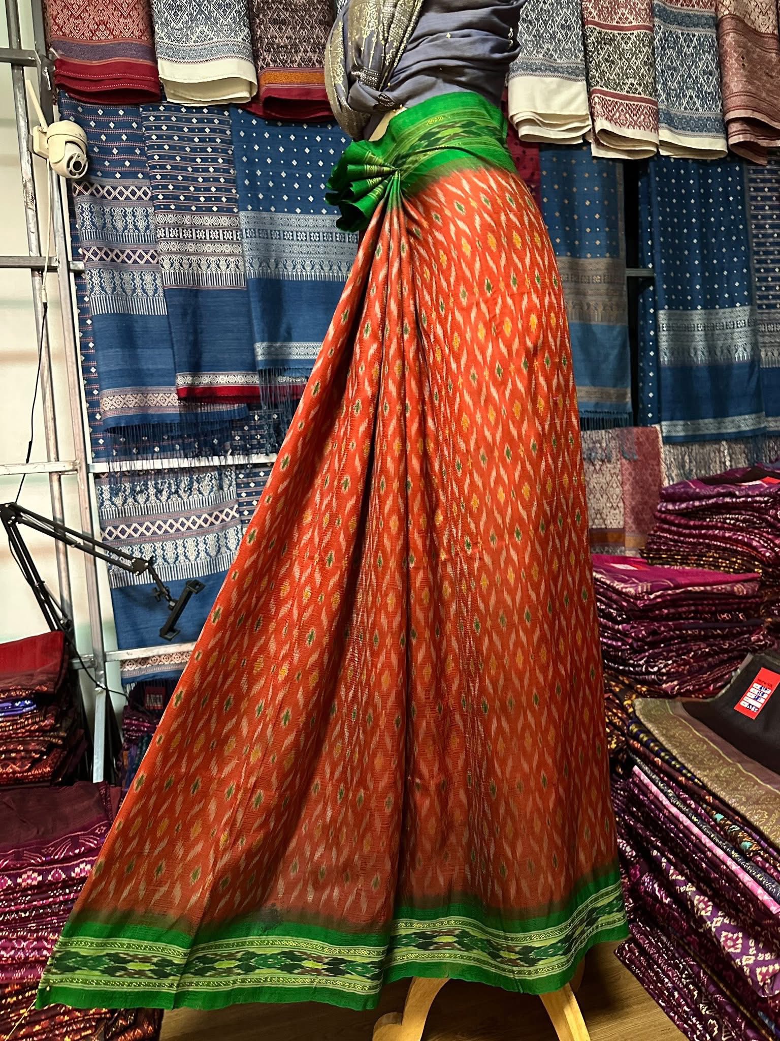 ซิ่น ไหมมัดหมี่ ผ้าปาโตล่า ขนาด 116x210ซม. พื้นสีส้มเชิงเขียว รหัส N9-SIL-051768A5