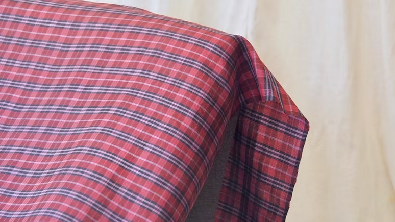 ผ้าคลุมไหล่ผ้าไหม ผืนใหญ่ มีชายครุย ขนาด 100x200ซม. สีแดง รหัส ZYH-CT-103041