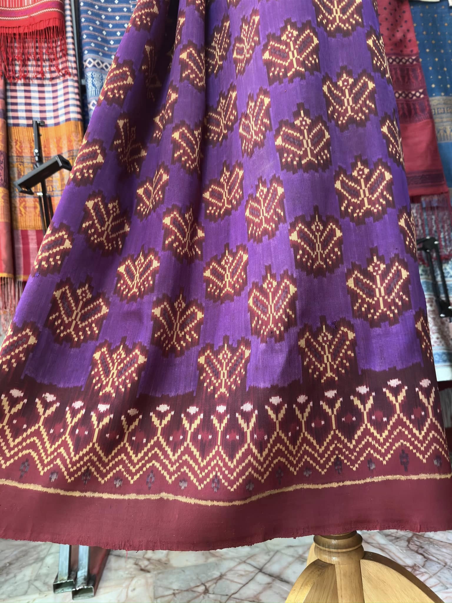 ซิ่น พระตะบอง ผ้าจามทอสามตะกอ ขนาด 115x155ซม พื้นสีม่วง รหัส N9-SIL-AJ23