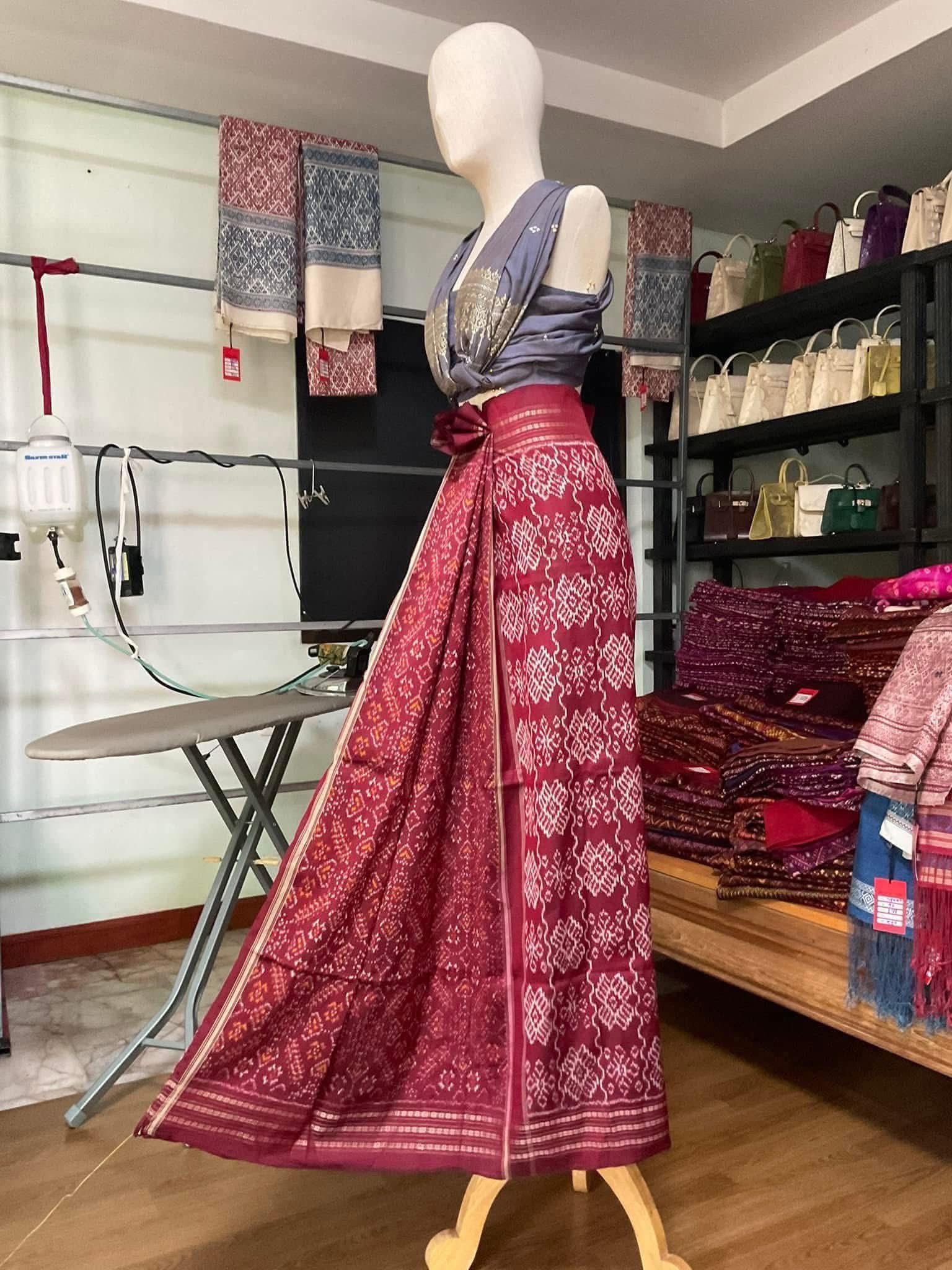 ซิ่น ไหมมัดหมี่ ผ้าปาโตล่า ขนาด 115x190ซม. พื้นสีแดง รหัส N9-SIL-051768A8