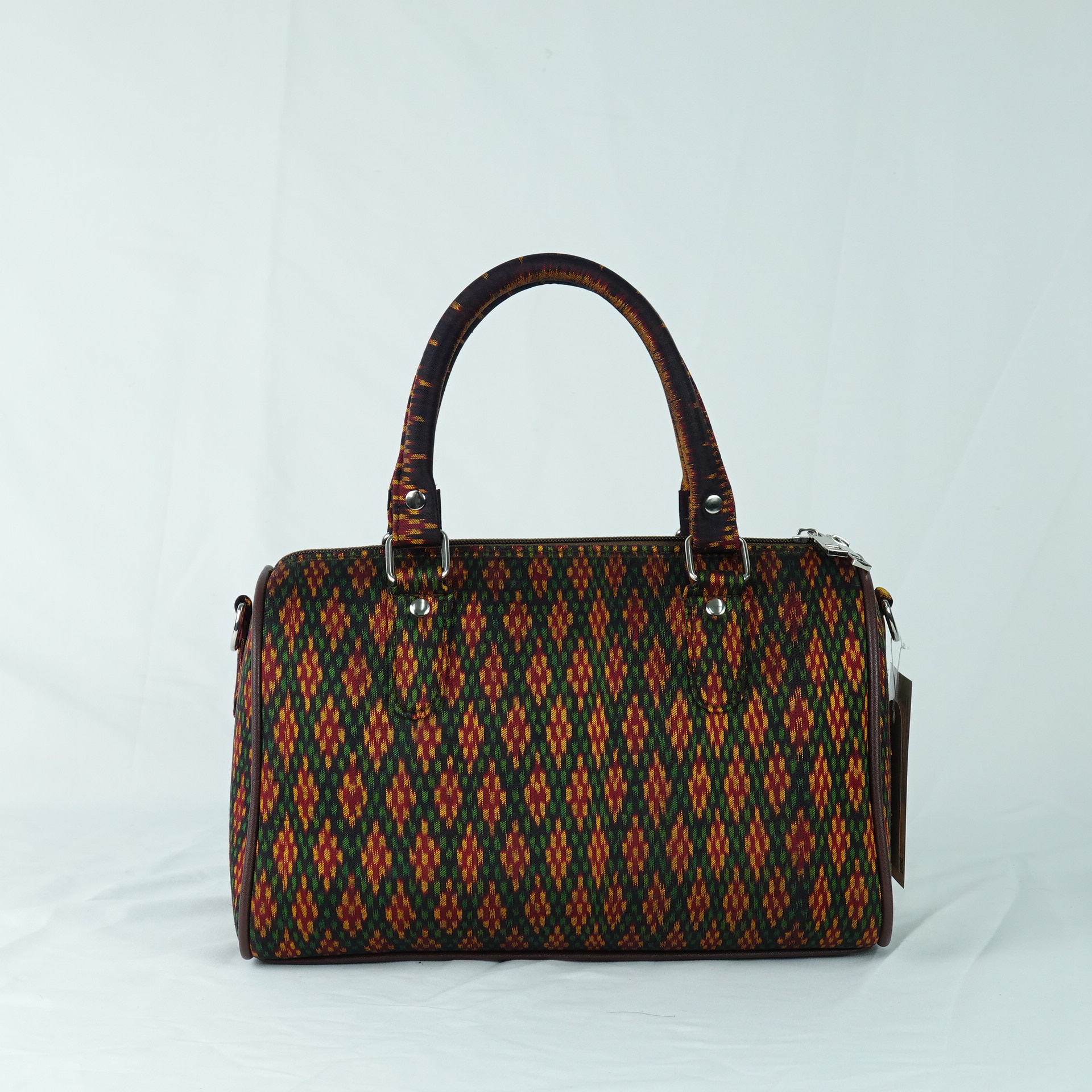 กระเป๋าถือผ้าไหม ทรงหมอน ขนาด 13x27x17ซม. ความสูงหูจับ 30 ซม. ลายขันหมากเบ็ง สีน้ำตาล รหัส GLA-TT-0603686