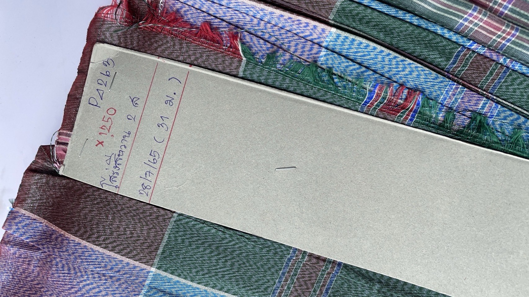 ผ้าไหมโสร่ง ไหมแท้ หางกระรอก สีม่วงสลับคละสี ขายตามความยาวเมตร รหัส R1B-76-P4263