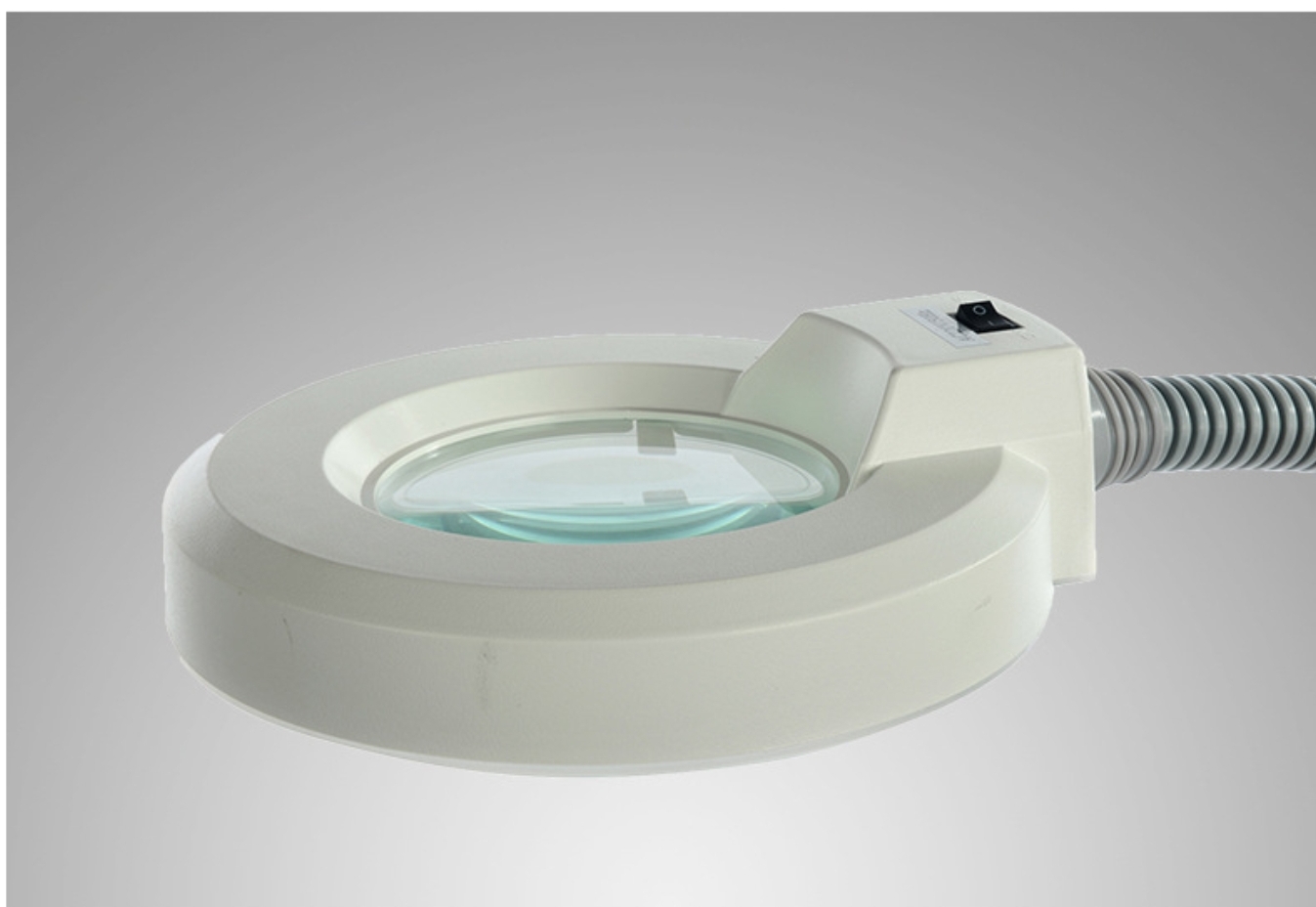 โคมไฟแบบตั้งพื้น มีเลนส์ขยาย