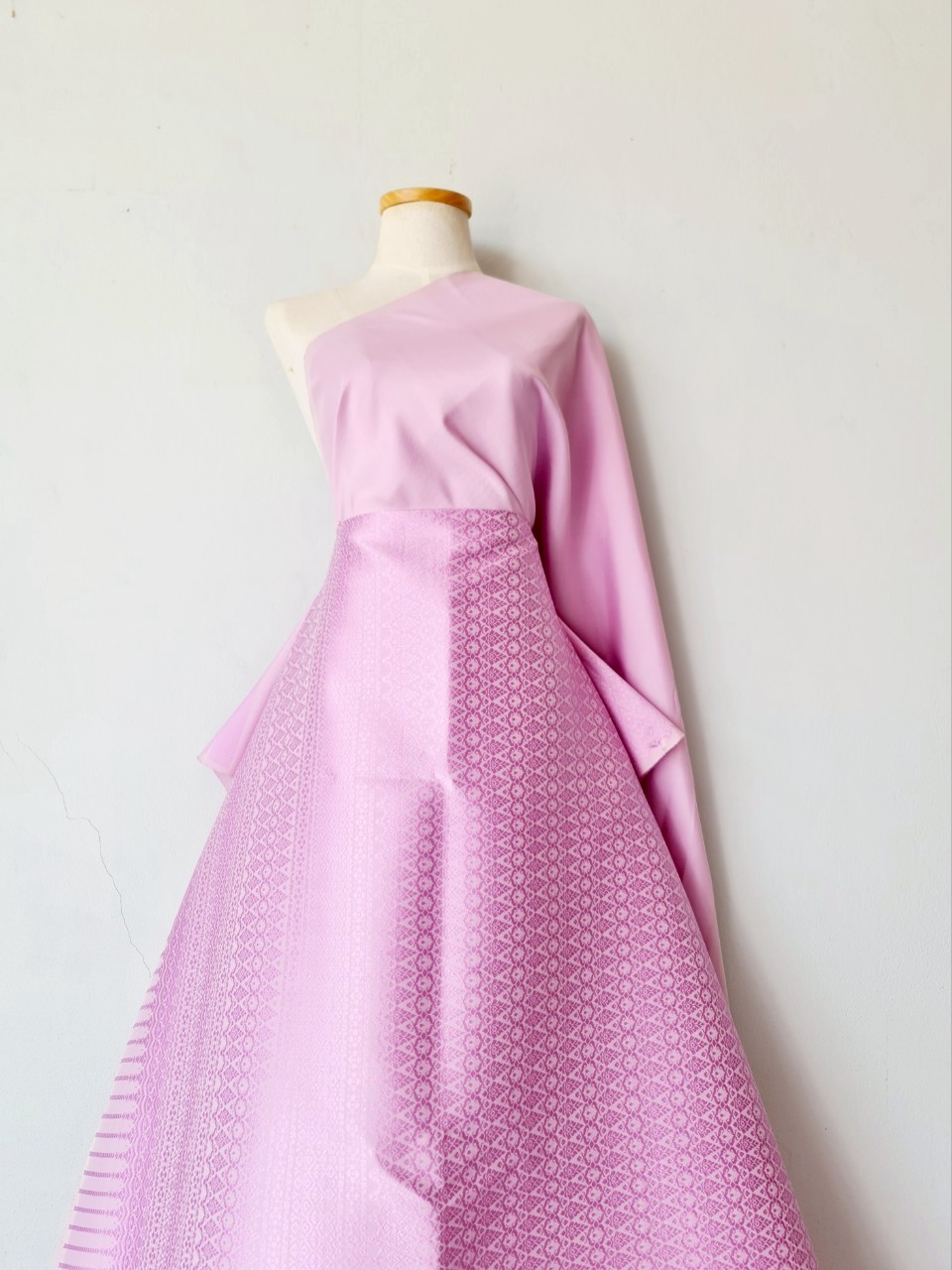 (ผ้าชุด)ไหมยกสุรินทร์ ขนาด 1x4เมตร (ลาย 2เมตร+สีพื้น 2เมตร) สีชมพู รหัส N10-119-06046821