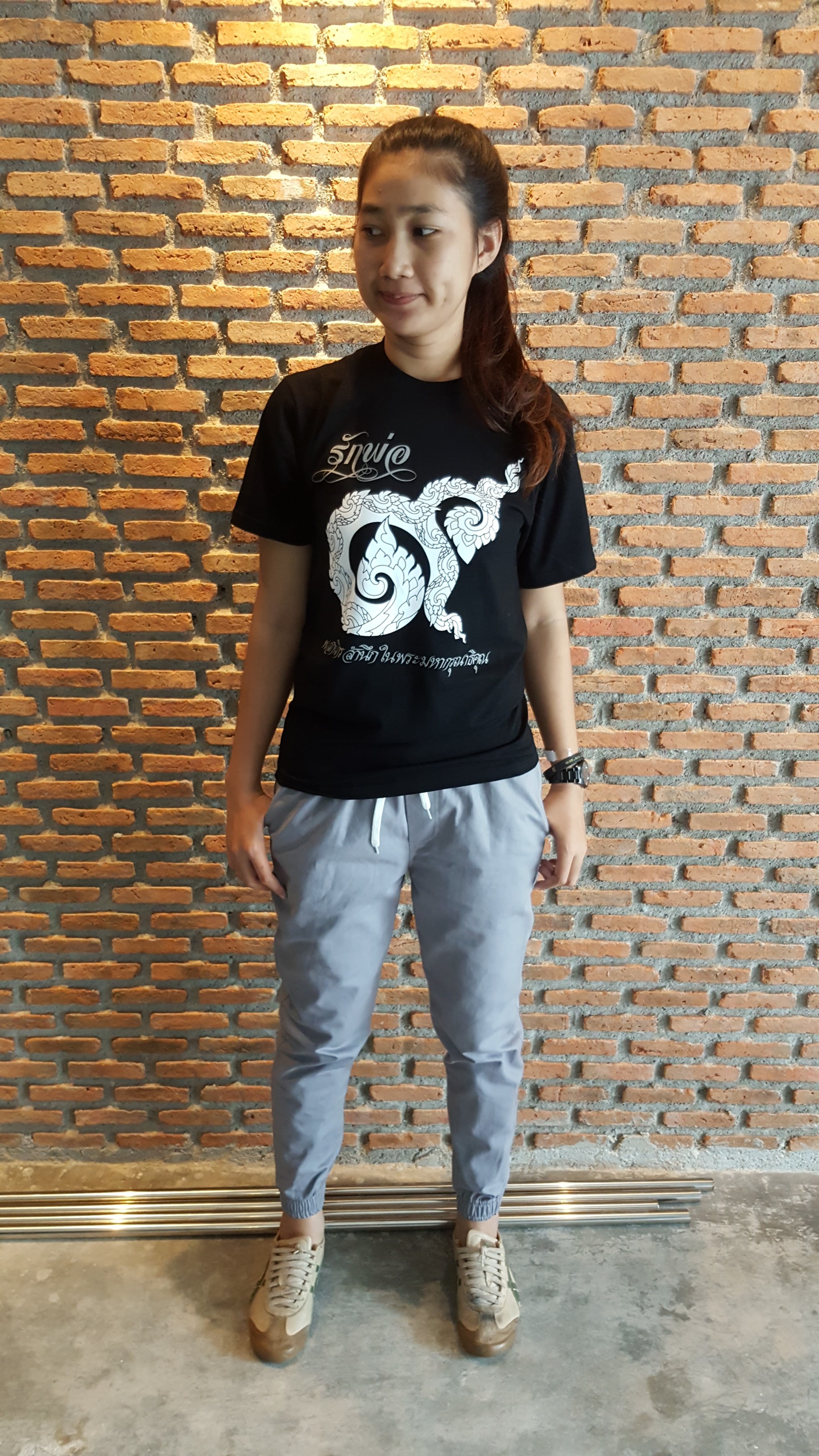 เสื้อยืดคอกลม สีดำ สกรีน ร๙ รุ่นรักพ่อ