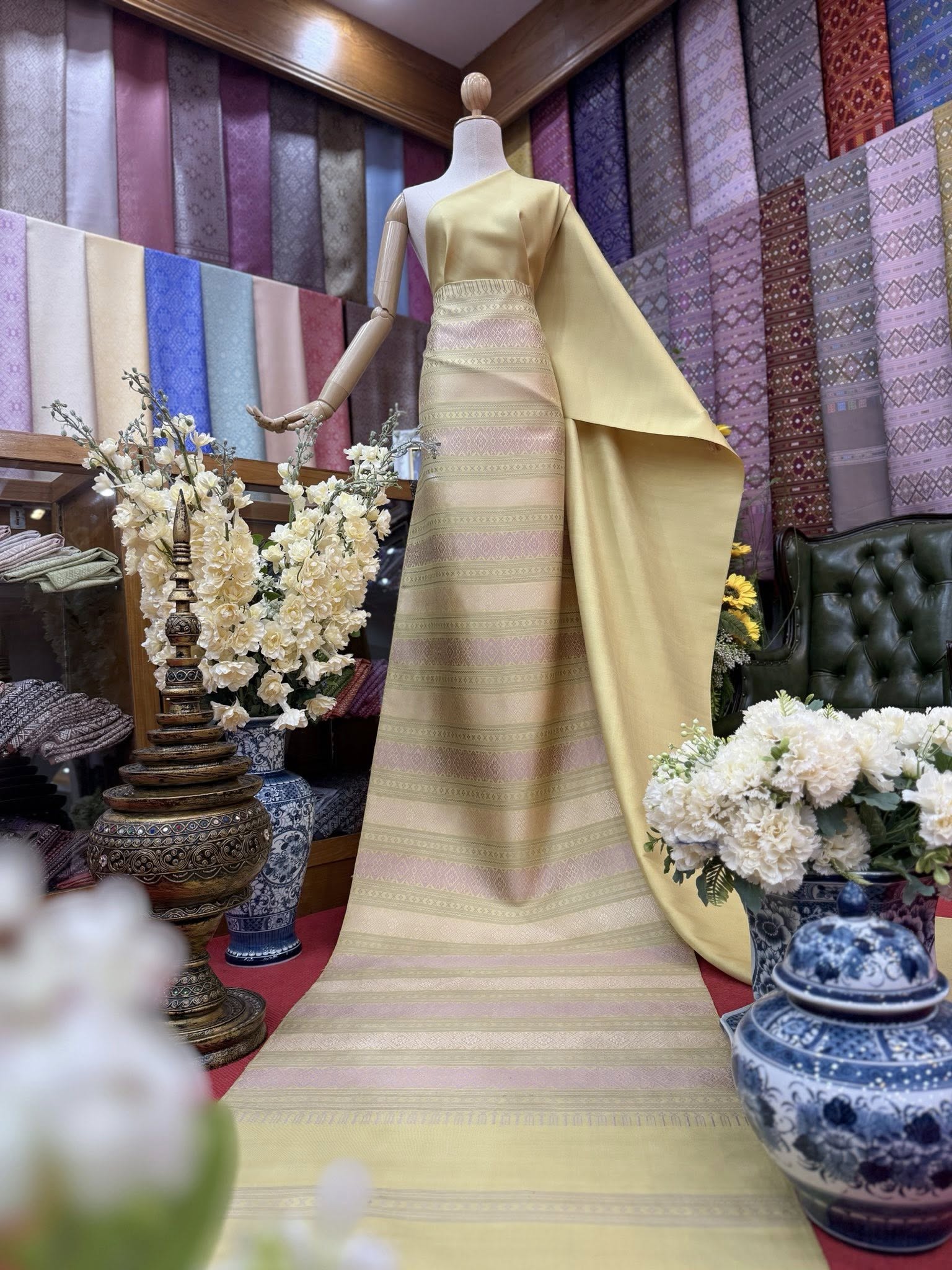 (ผ้าชุด)ไหมแพรวา ตัดชุดลายล่วงสามสี ขนาด 63x500ซม. (ลาย 2.3เมตร+สีพื้น 2.7เมตร) พื้นสีเหลืองอ่อน รหัส P10-BM-09056815