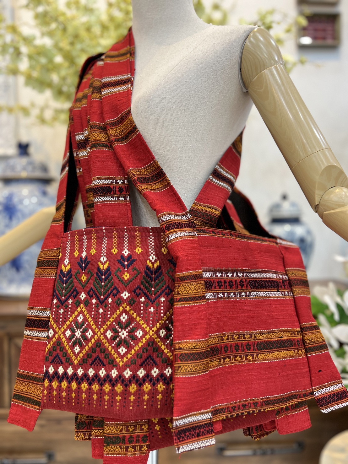 ย่าม ไหมแพรวา ขนาด 9x10นิ้ว คละลาย พื้นสีแดง รหัส GLC-BM08046614194