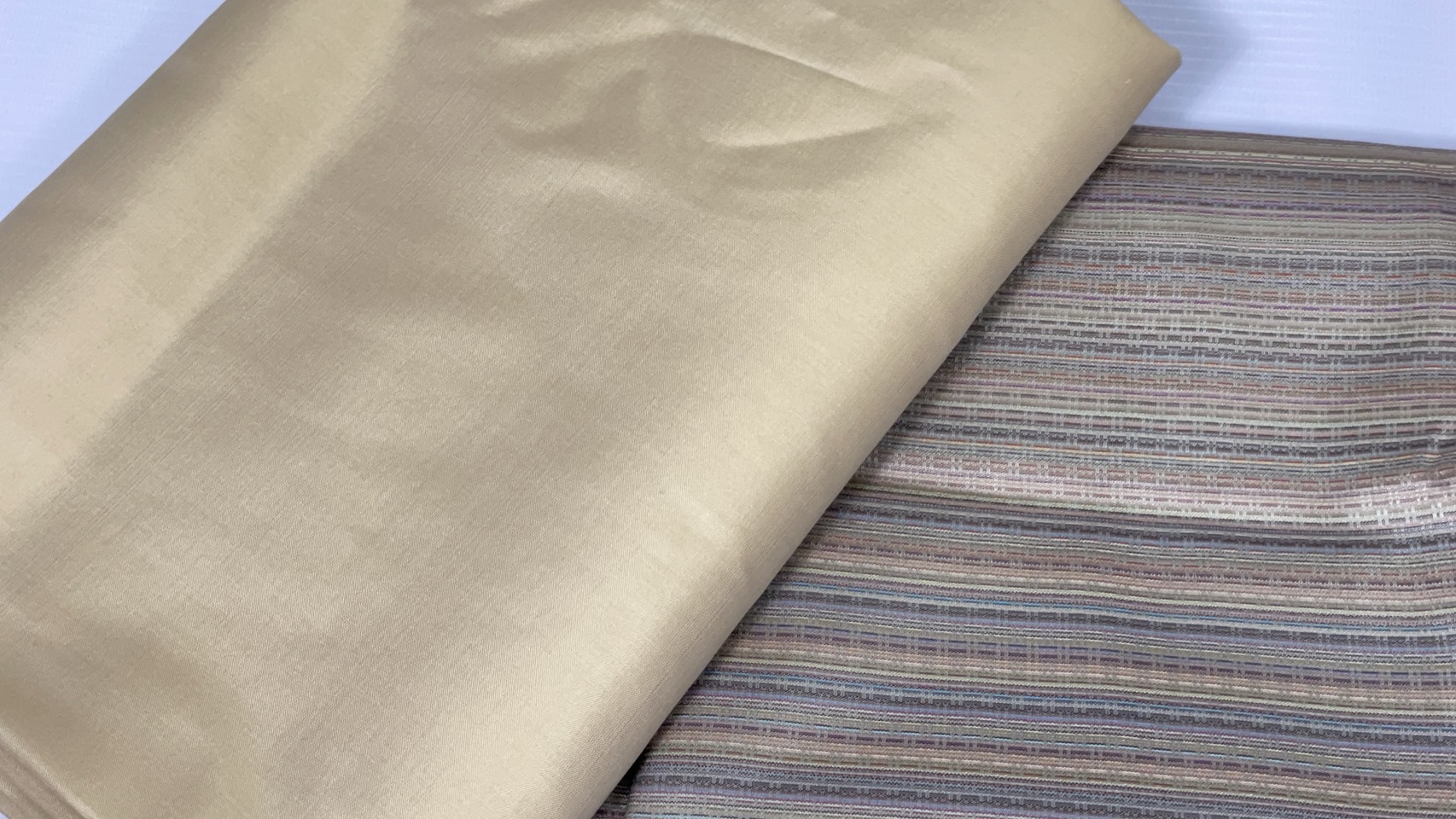 (ผ้าชุด)ไหมสีพื้นมีเชิง (ผ้าพื้น2หลา+ผ้าซิ่น2หลา) ลายราชวัตร เฉดสีเทา รหัส B7C-ME-066-092368111