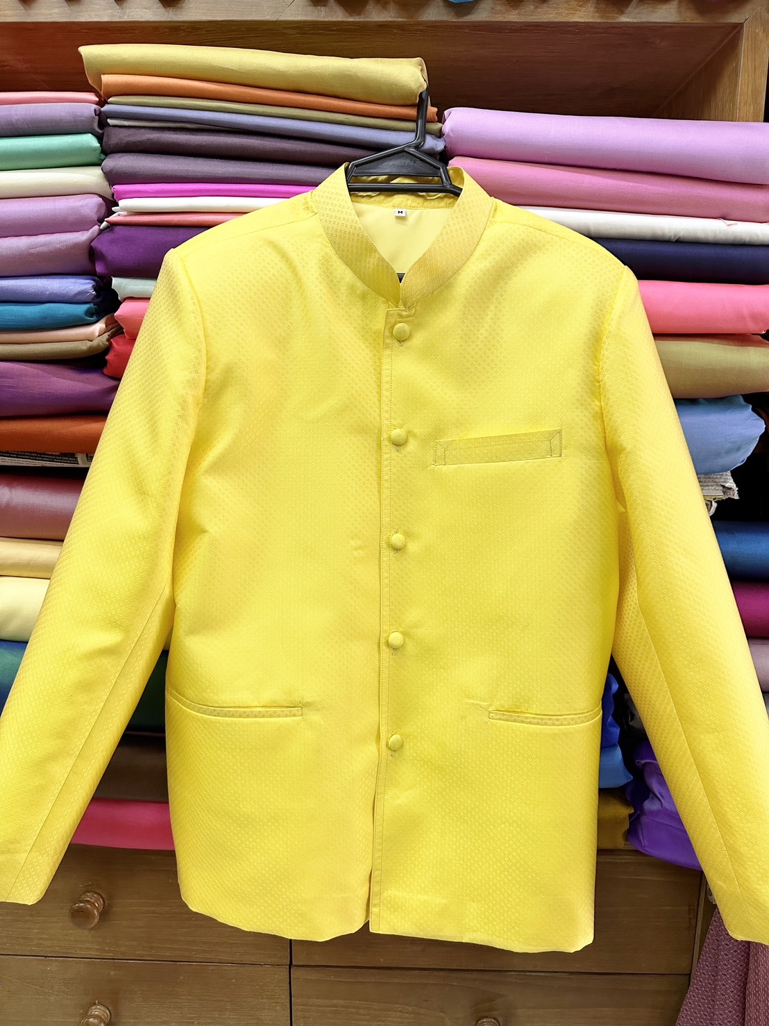 เสื้อสูทไหมคอพระราชทาน แขนยาว เนื้อยกดอก ไหมแท้ สีเหลือง Size M รหัส DM-ST-0728671131