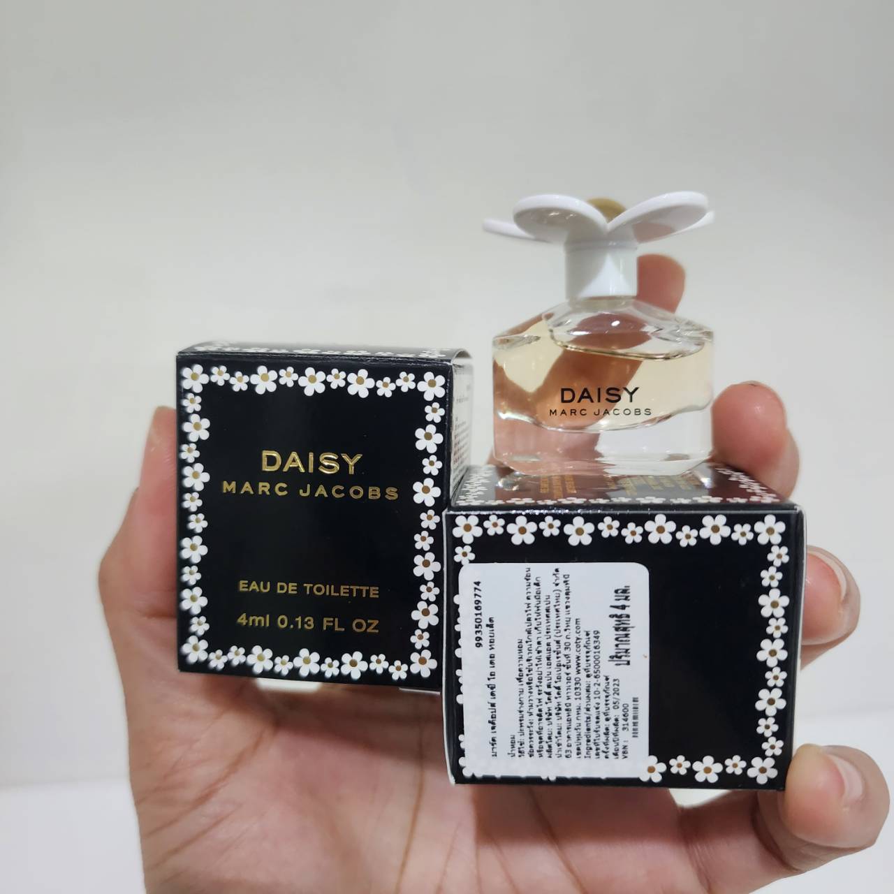 น้ำหอมจิ๋วมินิ Marc Jacobs Daisy EDT 4ml ป้ายไทย แบบแต้มมีกล่อง ( Mini Perfume น้ำหอมขนาดพกพา) น้ำหอมจิ๋วมินิ ขวดน่ารัก ตั้งโชว์ก็สวย พกพาก็สะดวก หัวแต้มตามจุดชีพจร