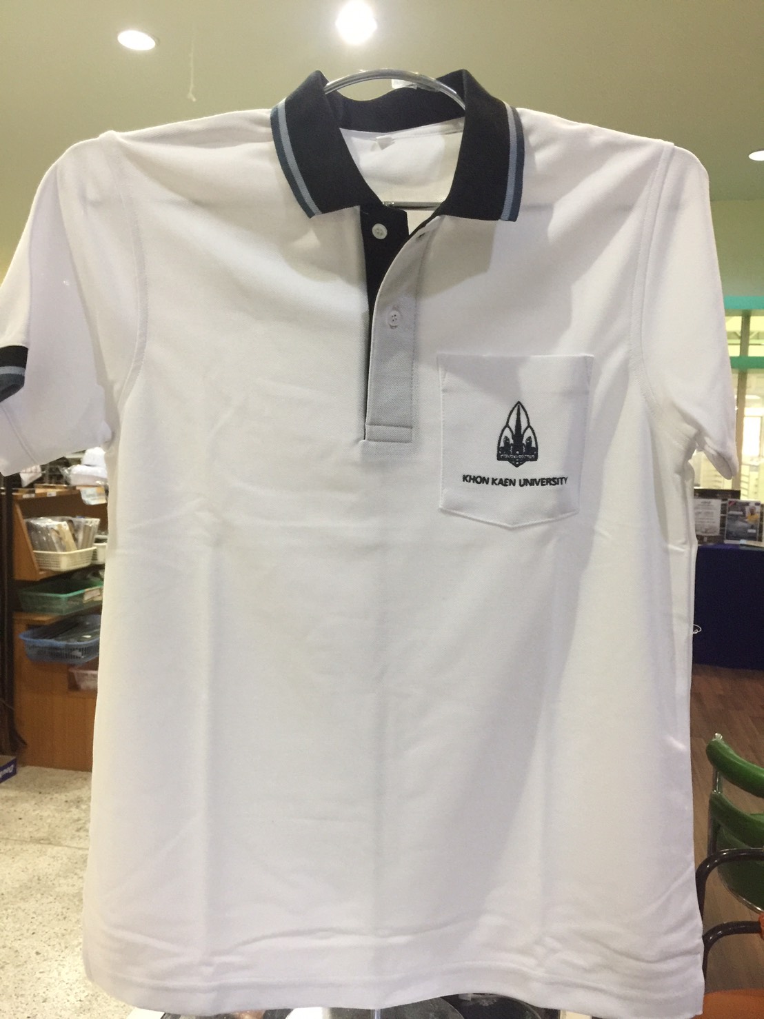 เสื้อโปโลสีขาวสาปดำ