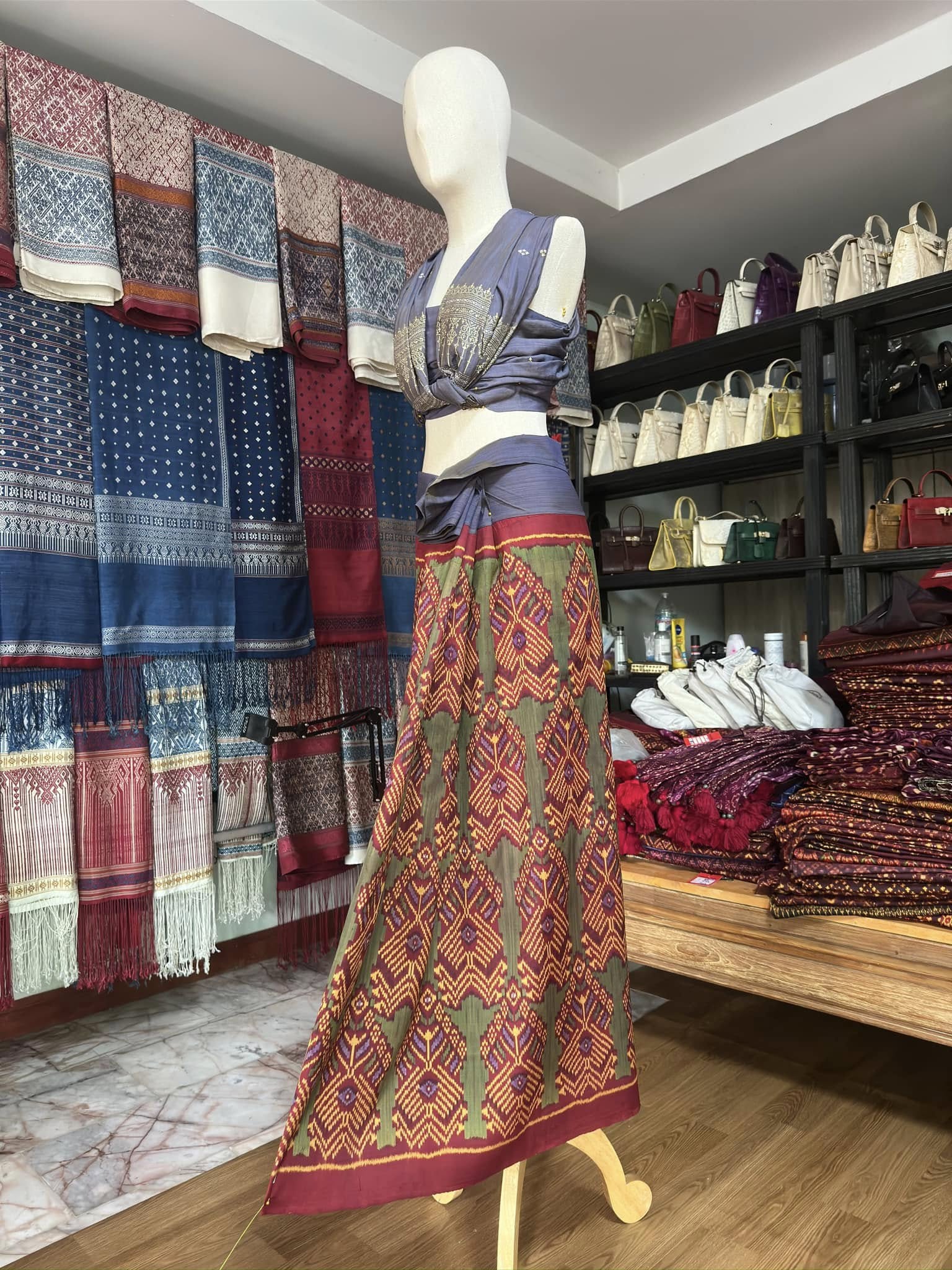 ซิ่น พระตะบอง ผ้าจามทอสามตะกอ ขนาด 115x160ซม สีแดง รหัส N9-SIL-AJ6