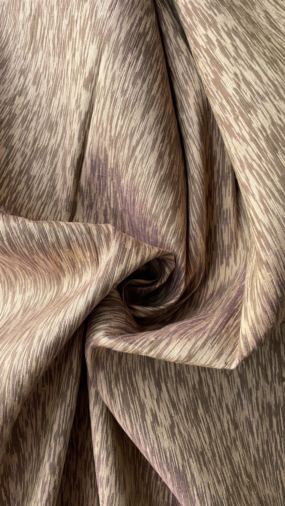 ผ้าไหมลายพิเศษ มัดหมี่เนื้อหนา ไหมแท้ ลายพร่างพรม สีน้ำตาลเบจเหลือบชมพู ตัดขายเป็นเมตร รหัส MMFZ-NY-SKU-39393