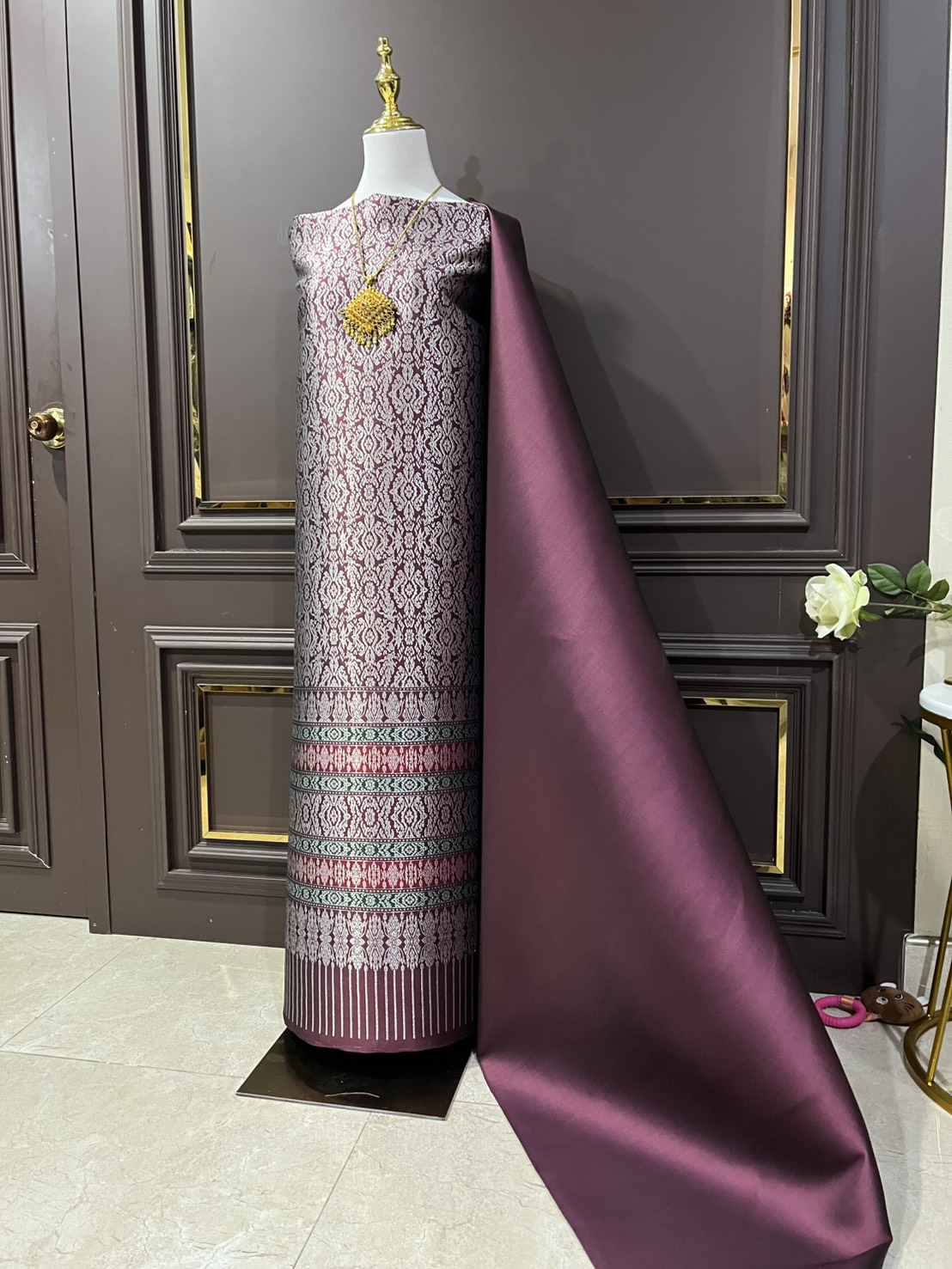 (ผ้าชุด)ผ้าไหมยกดอกลำพูน ขนาด 1.03x4.55เมตร พื้นสีแดงเลือดหมู รหัส N90-29-TR0161