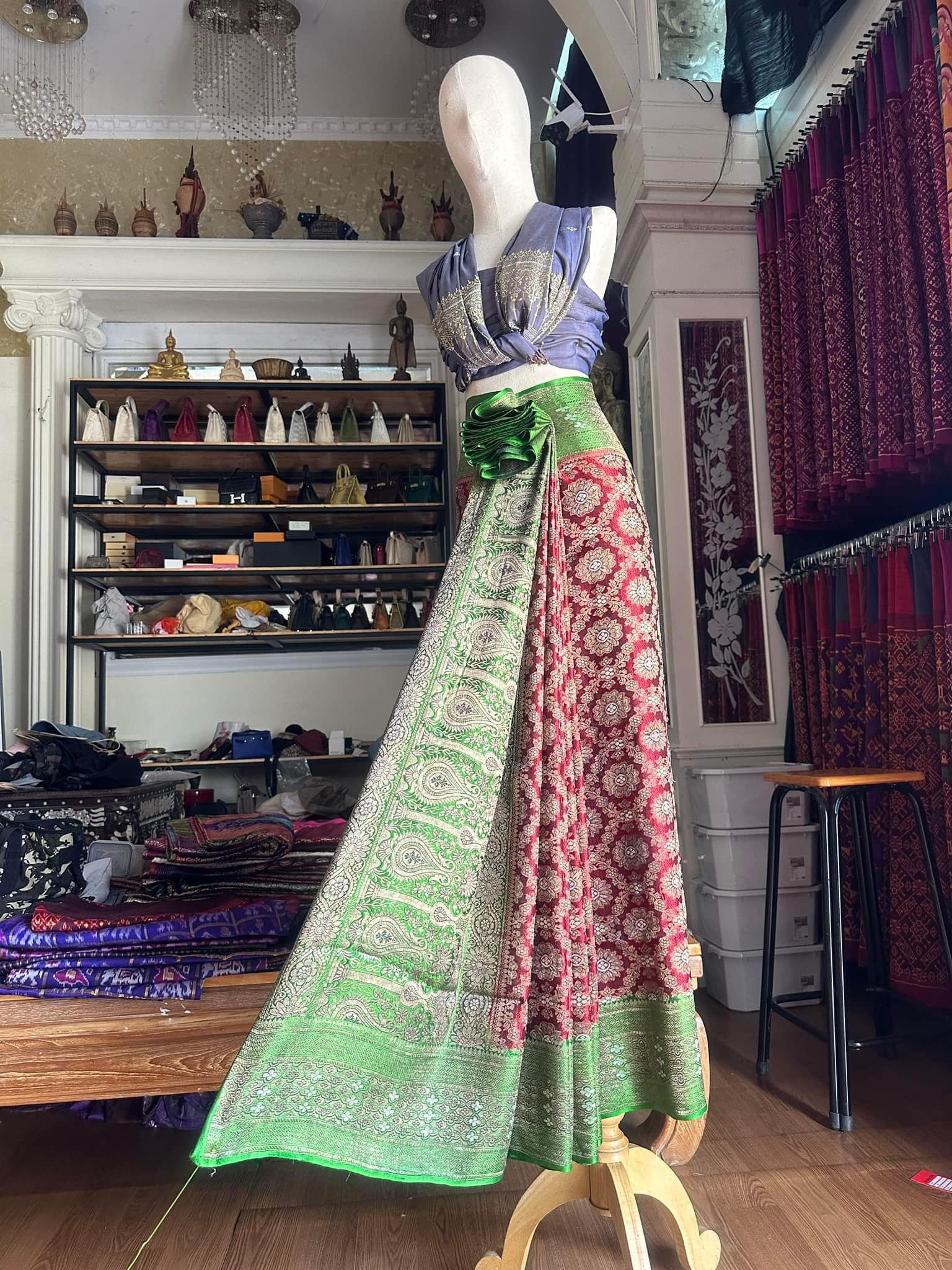 ซิ่น ผ้าปาโตล่า เส้นยืนไหมแท้ ขนาด 112x460ซม. พื้นสีแดง สีเขียว รหัส N9-SIL-GK2