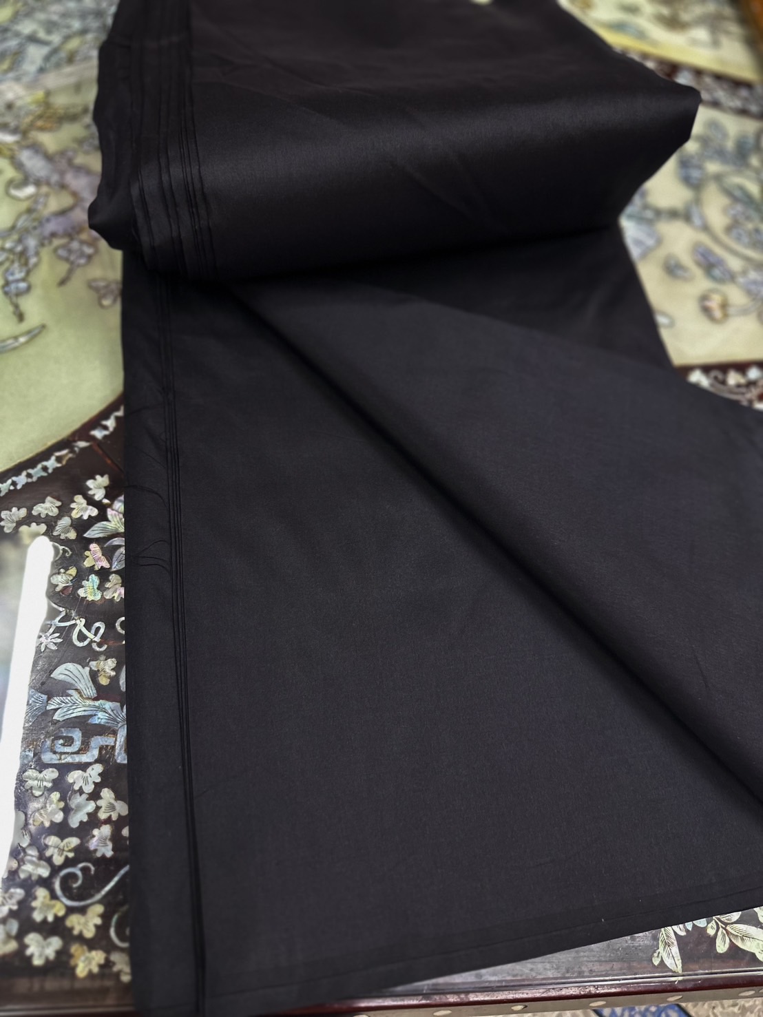 ผ้าไหมสีพื้น เนื้อเรียบ ไหมแท้ 2เส้น ไม่อาบน้ำยา สีดำสนิท (หลา,เมตร) รหัส C-90001NO