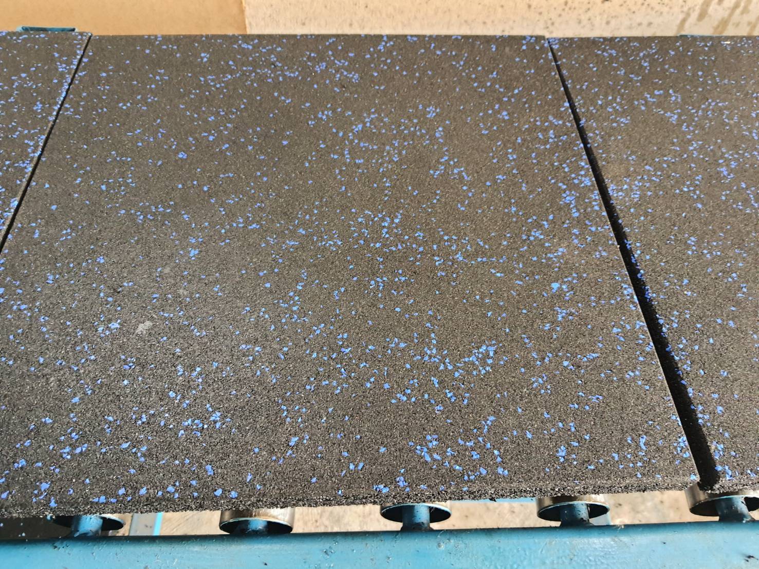 โรงงานผลิตพื้นยางepdm แบบเม็ดสี epdm หนา20mm