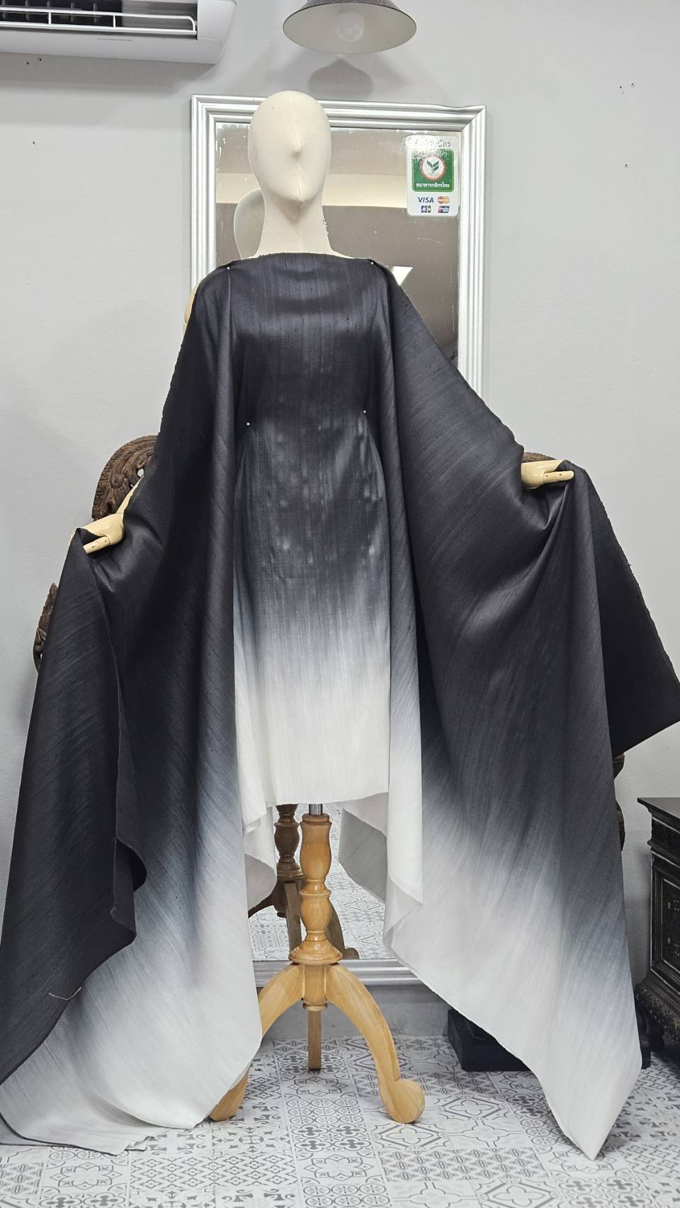 ผ้าไหมย้อมสไลด์สี ไหมบ้านทอมือ 2ตะกอ สีดำ-สีขาว เลือกขนาด รหัส BT-TT-1030682