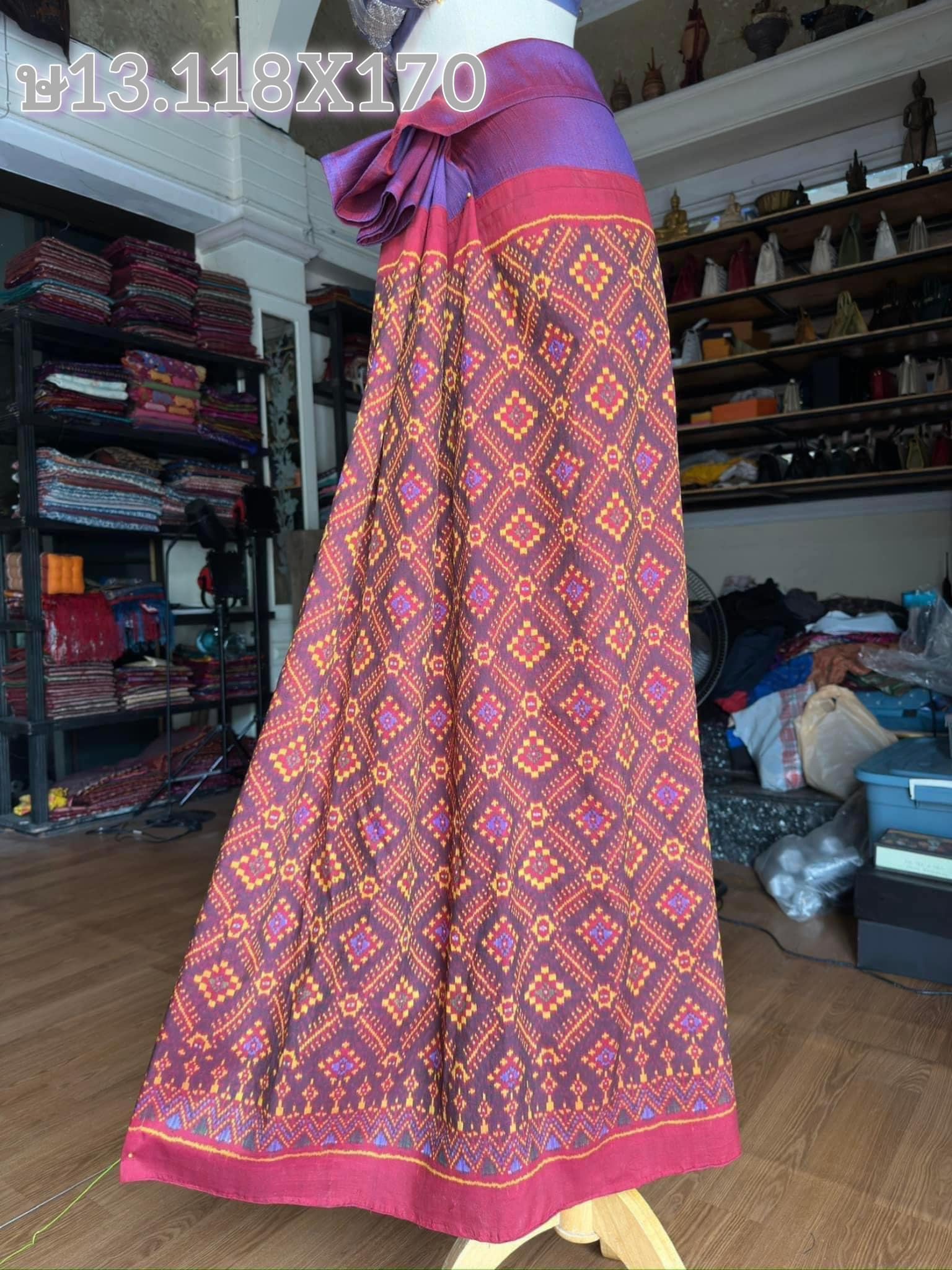 ซิ่น ไหมมัดหมี่รุ่นพิเศษ ซิ่นพระตะบอง งานทอ 3ตะกอ ขนาด 118x170ซม สีม่วง รหัส N9-SIL-070667145513