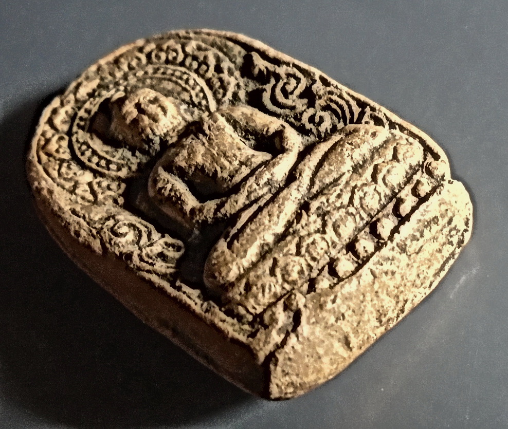 พระซุ้มกอ หลังเรียบ เนื้อดิน หลวงพ่อยี ปญญภาโร วัดดงตาก้อนทอง พิษณุโลก