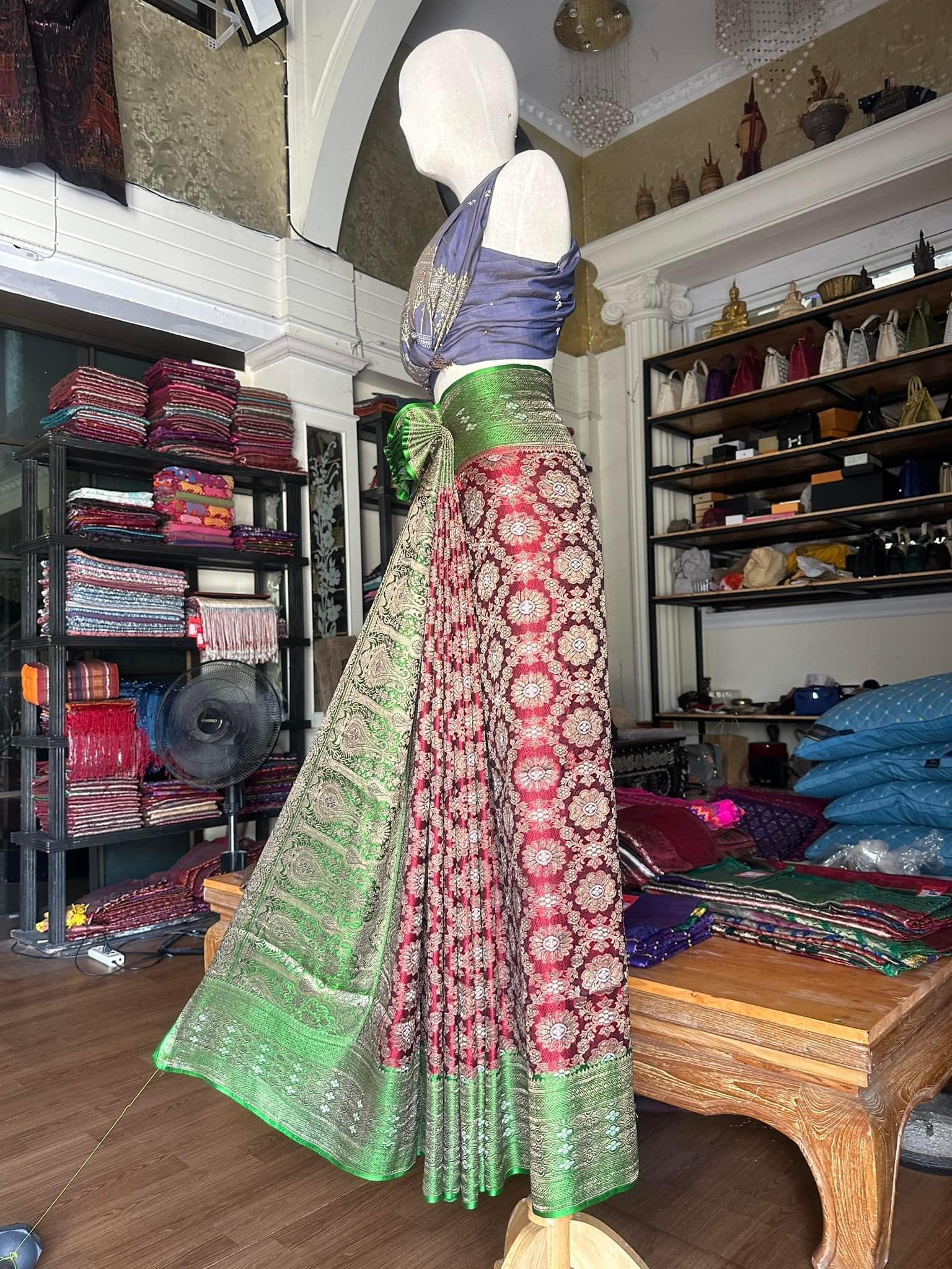 ซิ่น ผ้าปาโตล่า เส้นยืนไหมแท้ ขนาด 112x460ซม. พื้นสีแดง สีเขียว รหัส N9-SIL-GK2