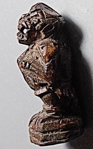 หนุมานไม้แกะ พิมพ์หน้าโขน จุ่มรัก ศิลป์ลพ.สุ่น วัดศาลากุล ใต้ฐานลงจารย์