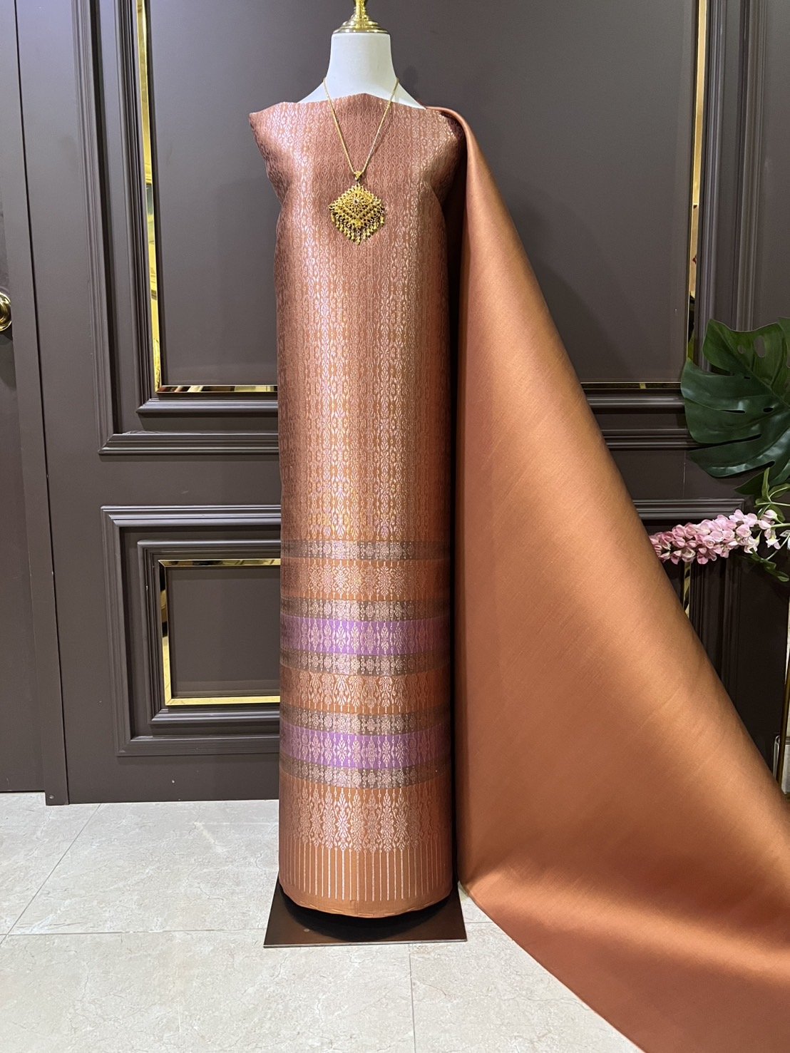 (ผ้าชุด)ผ้าไหมยกดอกลำพูน เกาะเชิงดิ้นชมพู ขนาด 1.02x4.35เมตร ลายชะเอมเทศ พื้นสีน้ำตาลทอง รหัส N90-29-R0012