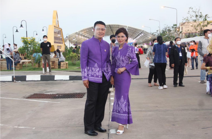 (สั่งทอ)ผ้าไหมมัดหมี่ 2ตะกอ ลายหมากเบ็ง ลายประจำจังหวัดบึงกาฬ สีม่วง มัดลายสีขาว ขนาด 1x10เมตร