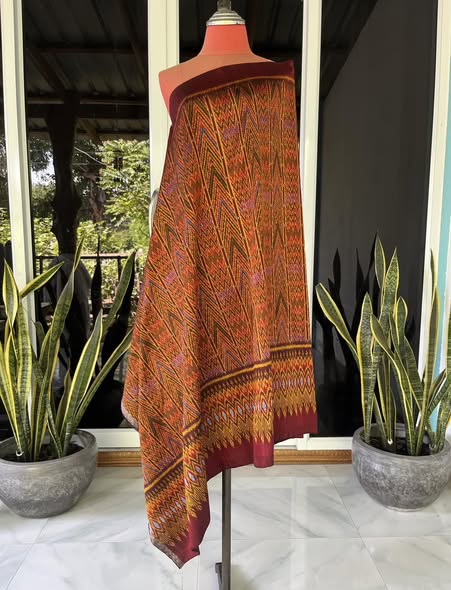 ซิ่น ผ้าไหมมัดหมี่ ทอยกดอกลูกแก้ว ขนาด 1x2เมตร ลายโฮลคชกริชคั่นลายบรรไดสวรรค์ พื้นสีแดงม่วง รหัส L9A-30-1110681