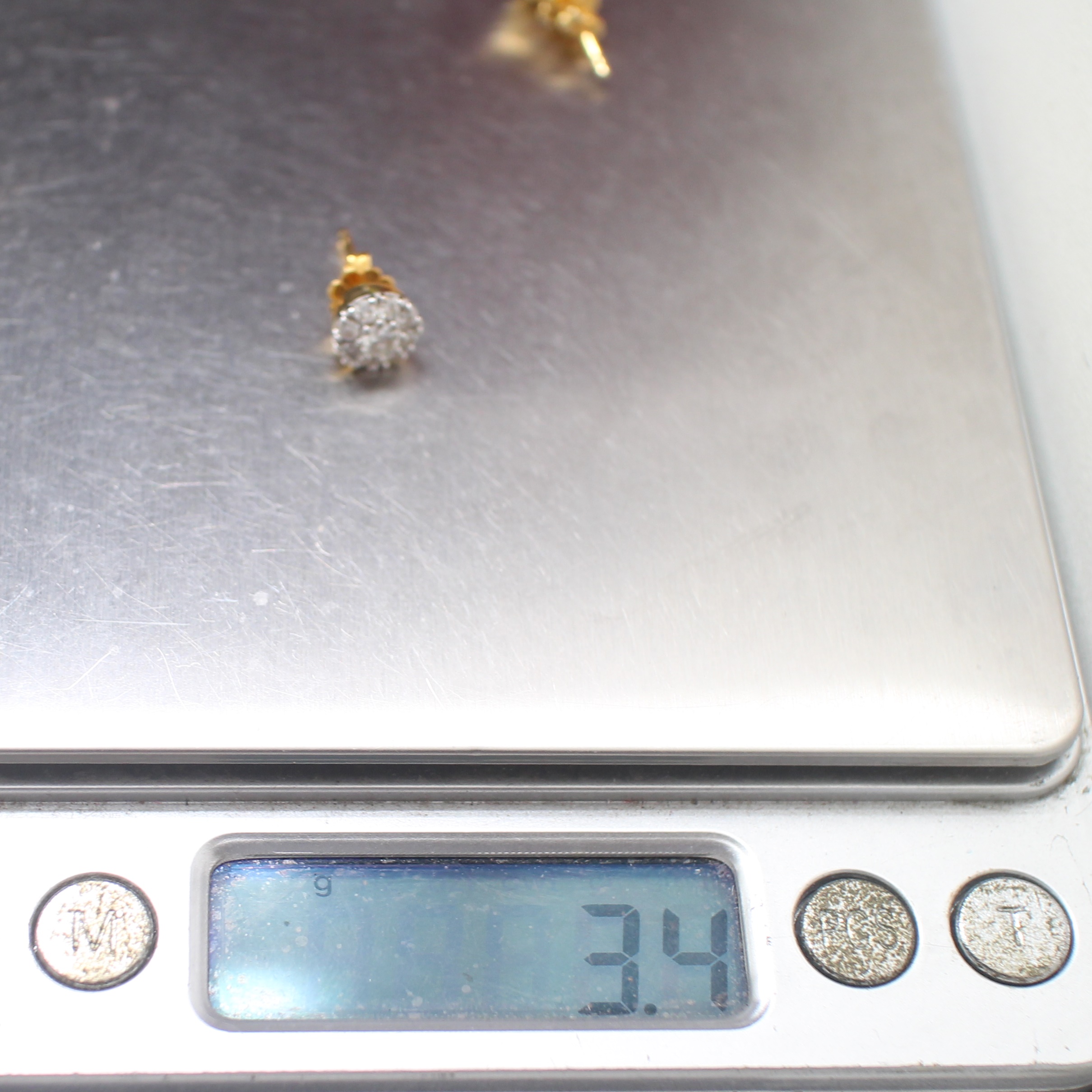 ER25235 ต่างหูเพชรกระจุก เพชรแท้ 2 เม็ด 0.32 กะรัต เพชรล้อม 16 เม็ด 0.49 กะรัต ทองแท้ 18k นน.รวม 3.4 กรัม เพชรขาว ไฟดีมาก