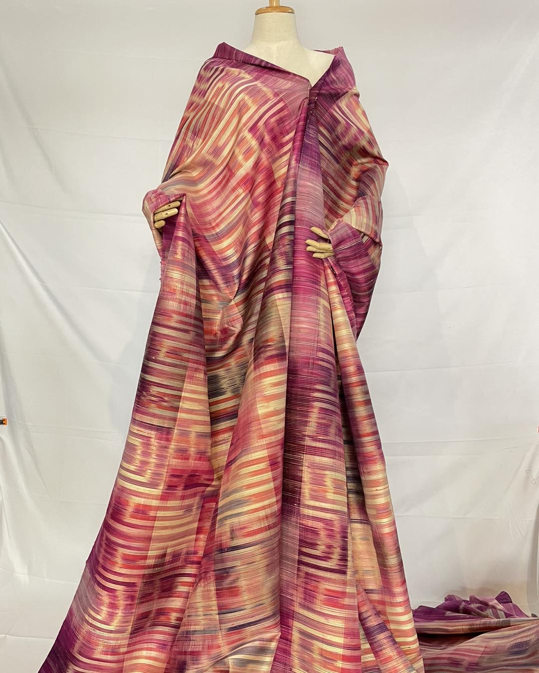 ผ้าไหมลายพิเศษ มัดหมี่เนื้อหนา ไหมแท้ สีแดง เลือกตามขนาด รหัส MMFZ-116-0812682