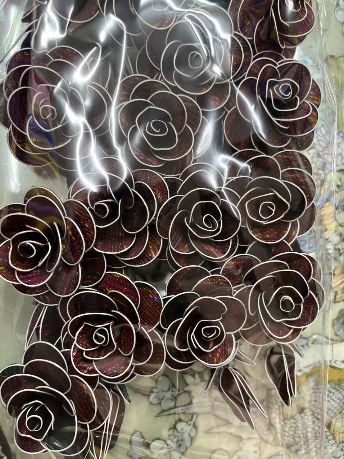 ดอกกุหลาบผ้าไหม (กลัดหน้าอก) ลายมัดหมี่ สีแดง GF-A158