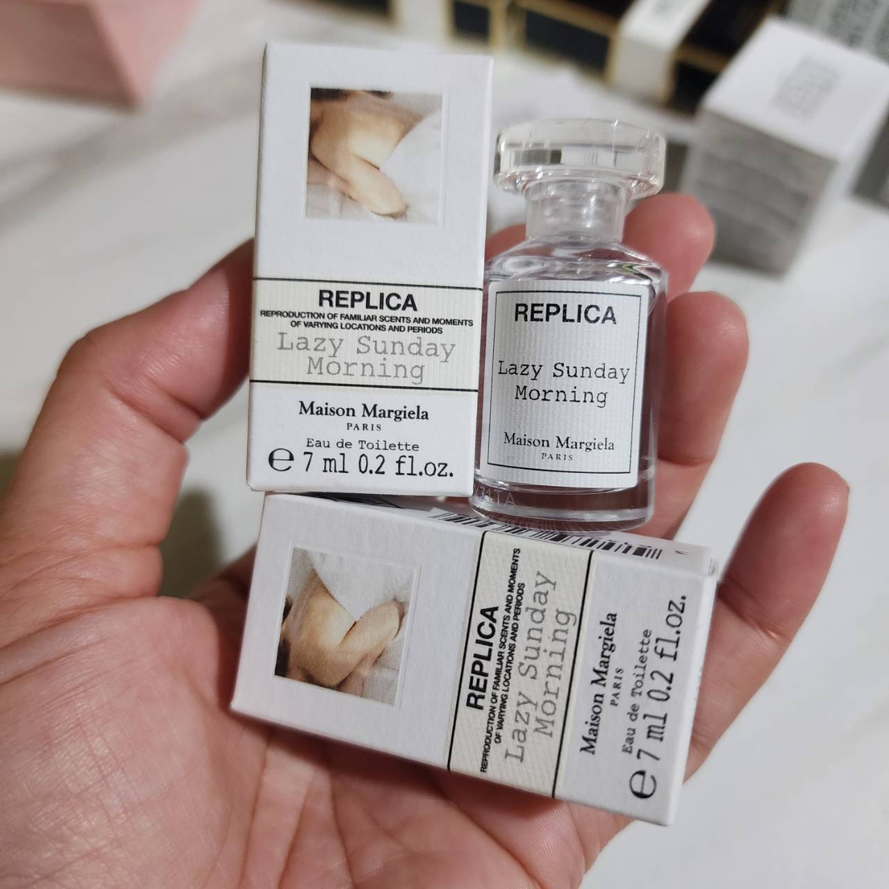 น้ำหอมจิ๋วมินิ Maison Margiela Replica Replica Lazy Sunday Morning 7ml แบบแต้มมีกล่อง ( Mini Perfume น้ำหอมขนาดพกพา) น้ำหอมจิ๋วมินิ ขวดน่ารัก ตั้งโชว์ก็สวย พกพาก็สะดวก หัวแต้มตามจุดชีพจร