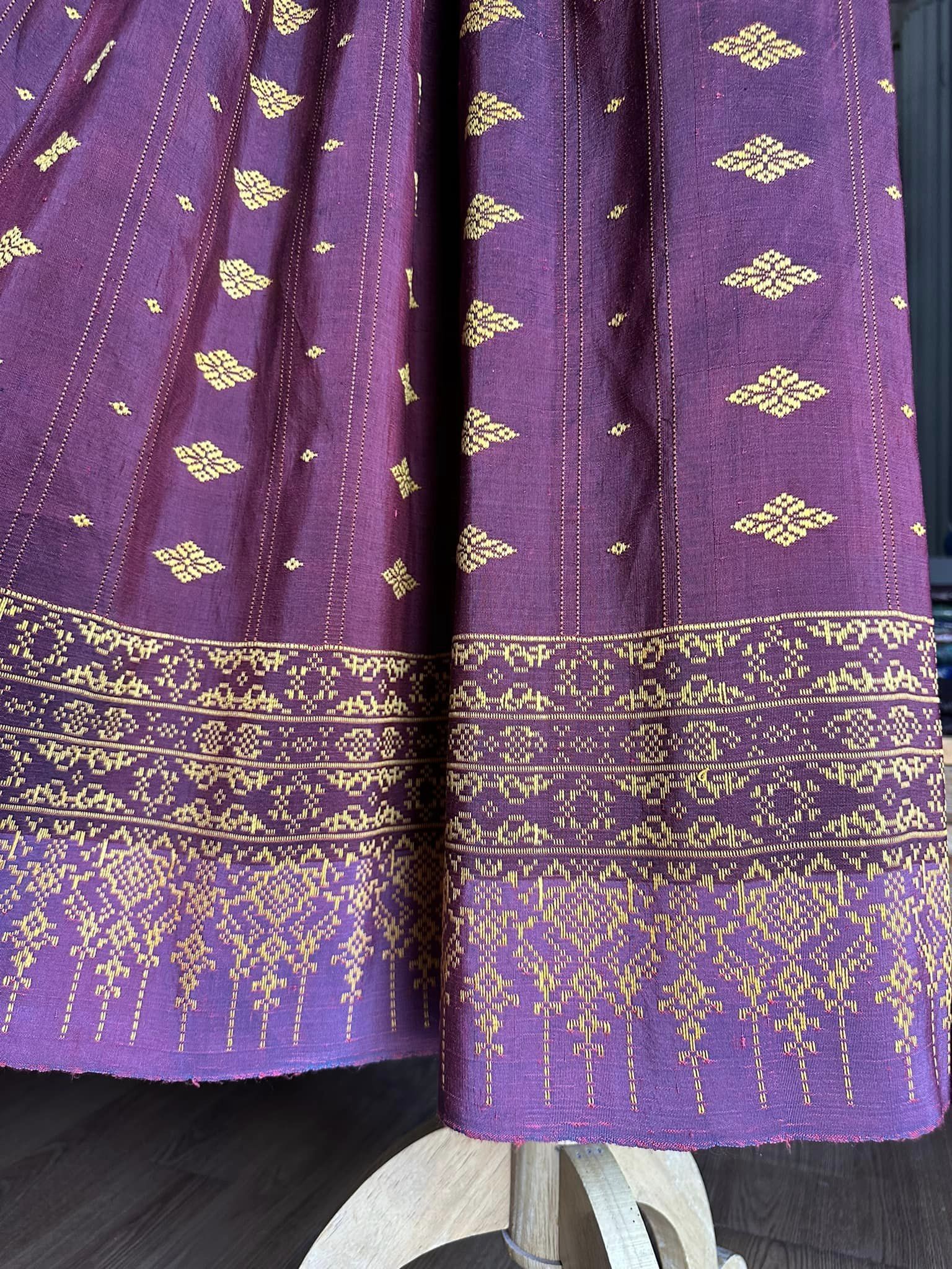 ซิ่น ผ้าซิ่นอัญญานาง ไหมบ้านทอมือ สีธรรมชาติ ขนาด 115x200ซม ลายดอกแก้วจำปาศักดิ์ พื้นสีแดงอมม่วง รหัส N9-SIL0531664