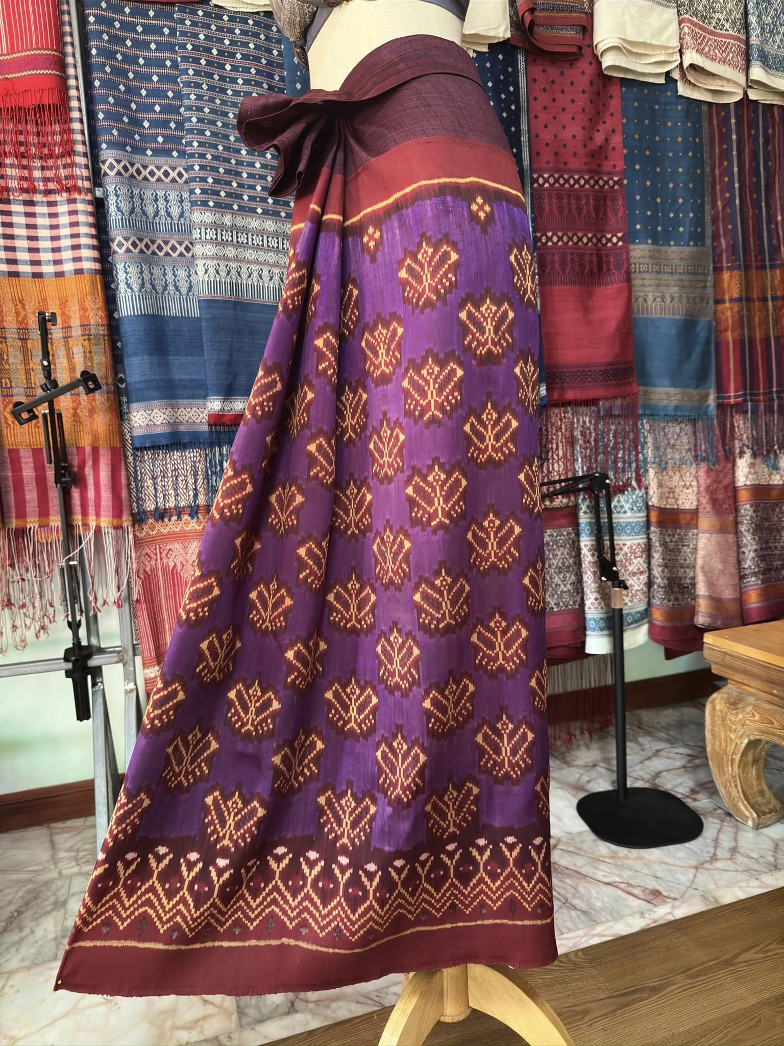 ซิ่น พระตะบอง ผ้าจามทอสามตะกอ ขนาด 115x155ซม พื้นสีม่วง รหัส N9-SIL-AJ23