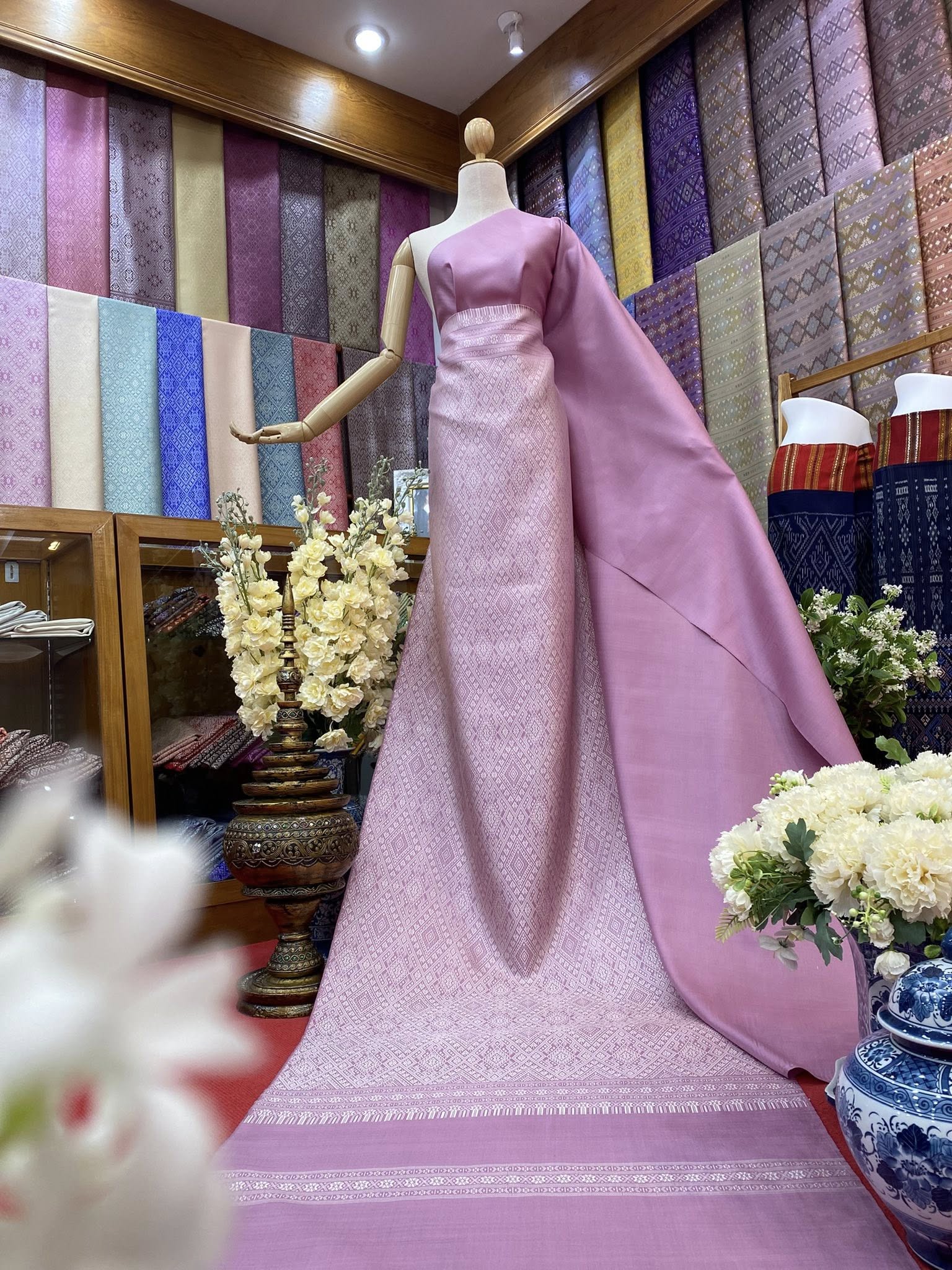 (ผ้าชุด)ไหมแพรวา ตัดชุดลายล่วง ขนาด 73x500ซม (ลาย 2.3เมตร+สีพื้น 2.7เมตร) พื้นสีชมพู รหัส P10-BM-090568132