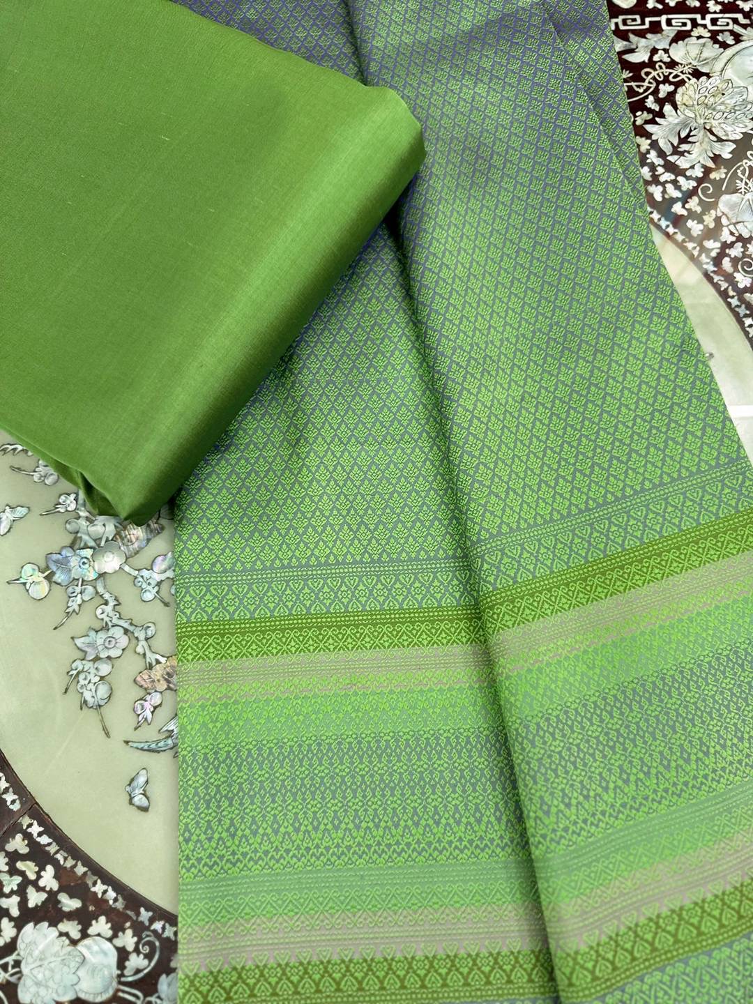 (ผ้าชุด)ไหมยกสุรินทร์ ขนาด 1x4เมตร (ลาย 2เมตร+สีพื้น 2เมตร) สีเขียวก้านมะลิ รหัส N10-ST-0505682