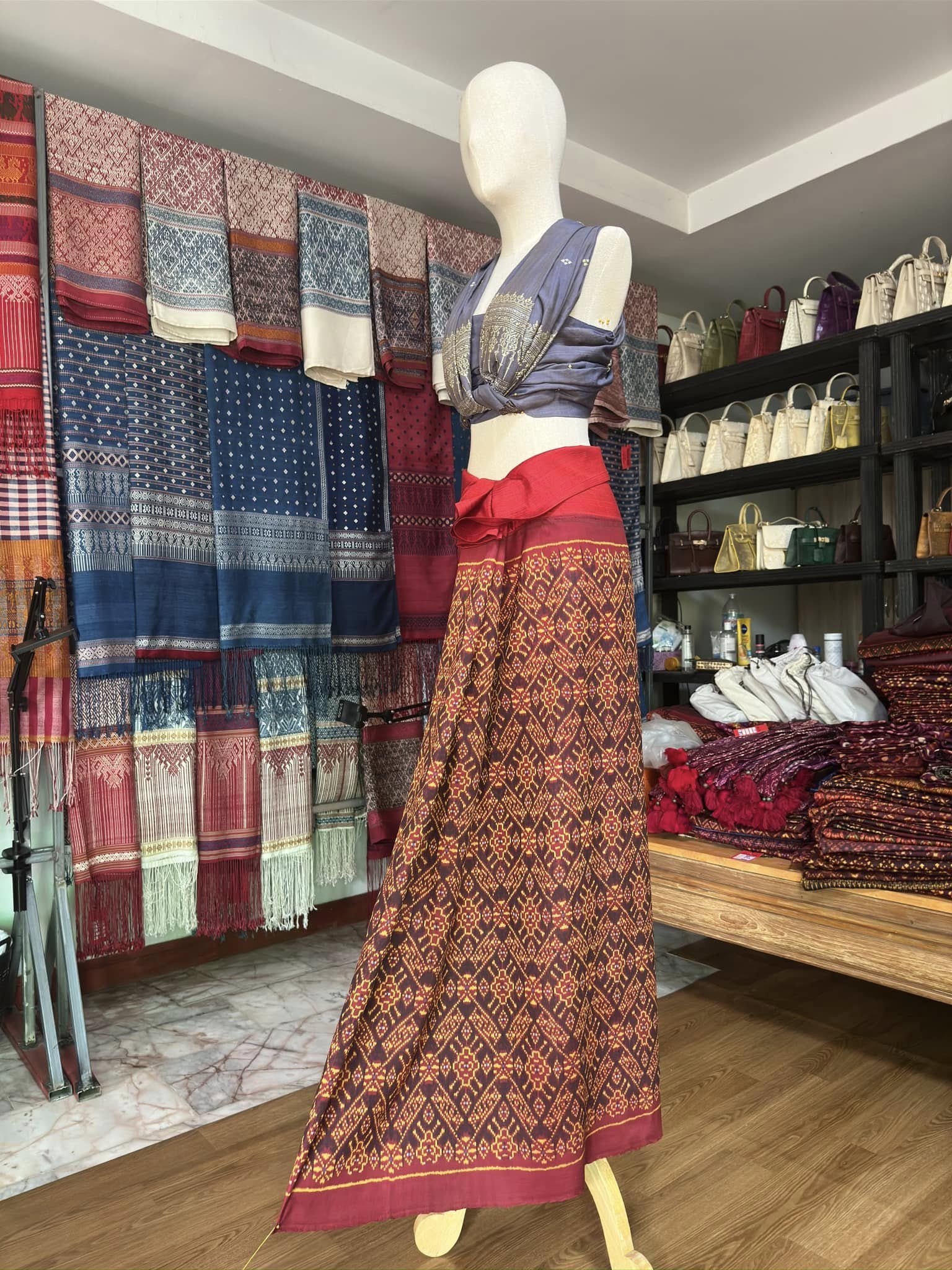 ซิ่น พระตะบอง ผ้าจามทอสามตะกอ ขนาด 117x165ซม พื้นสีแดง รหัส N9-SIL-AJ4