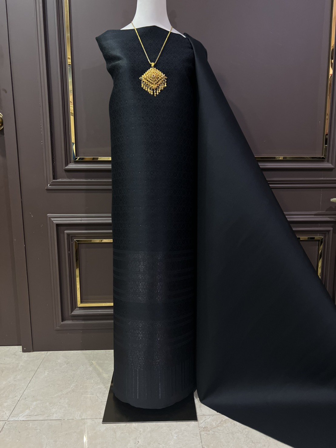 (ผ้าชุด)ผ้าไหมยกดอกลำพูน เกาะเชิงดิ้นดำ ขนาด 1.01x4.43เมตร ลายกาหลง พื้นสีดำ รหัส N90-29-TR0561