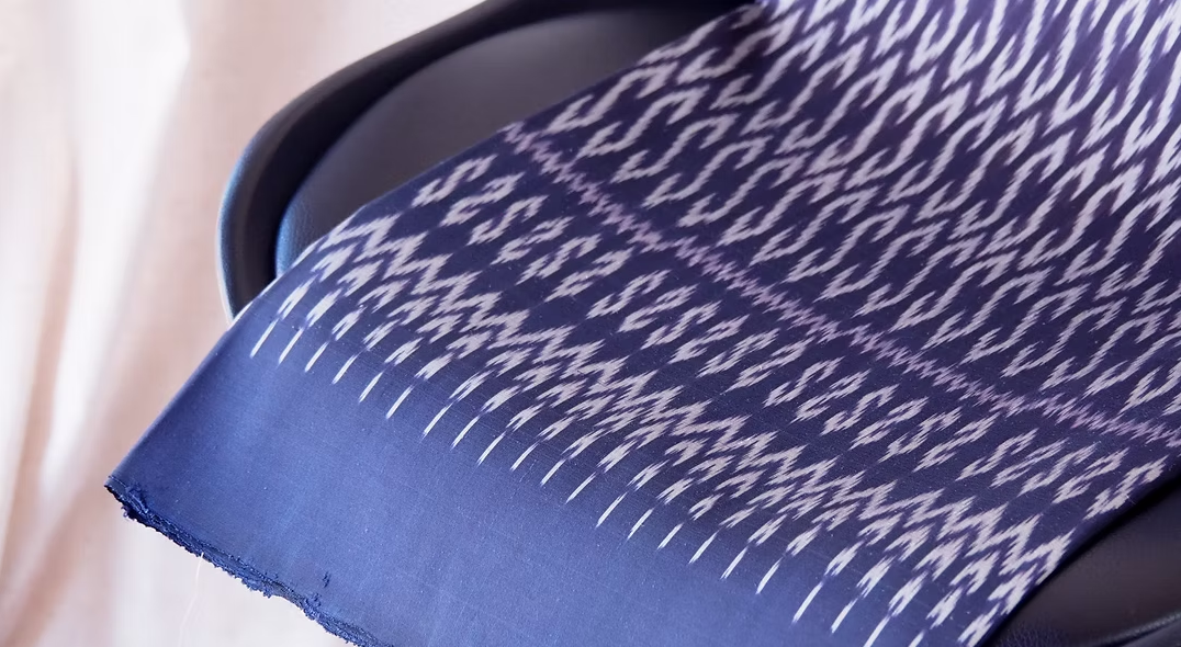 ซิ่น ผ้าไหมมัดหมี่ ขนาด 1x2หลา ลายขอพระราชทาน พื้นสีกรมท่าม่วง รหัส CISP-CT-102037