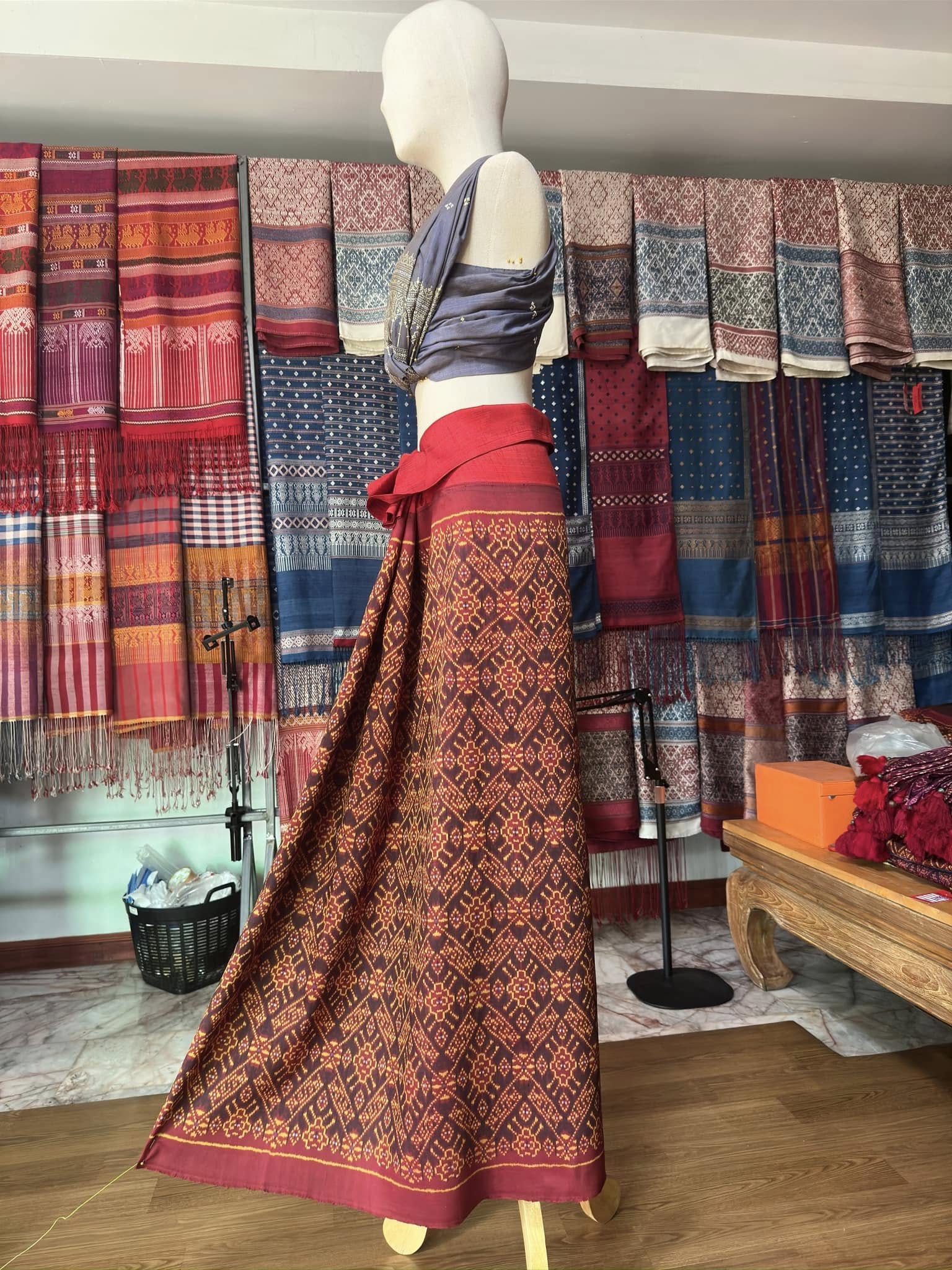 ซิ่น พระตะบอง ผ้าจามทอสามตะกอ ขนาด 117x165ซม พื้นสีแดง รหัส N9-SIL-AJ4