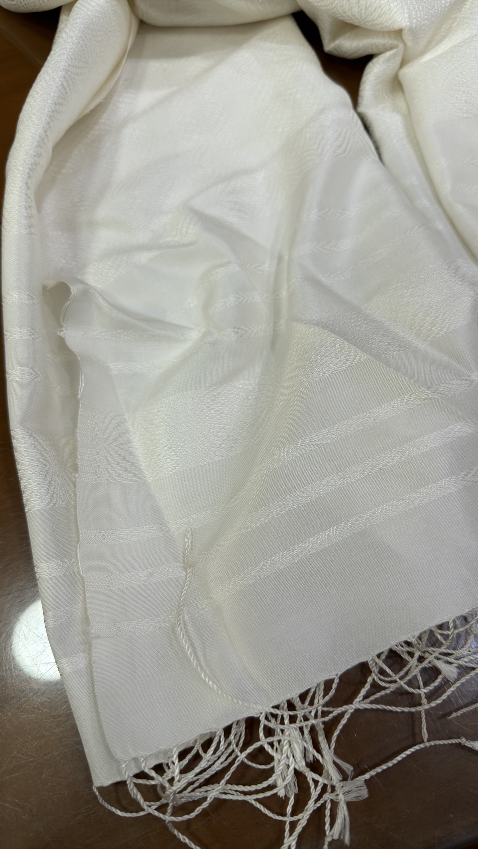 ผ้าคลุมไหล่ผ้าไหม ไหมแท้ ยกดอกลีลาวดี ขนาด 63x200ซม. สีขาว รหัส ZYG-AA-111868171